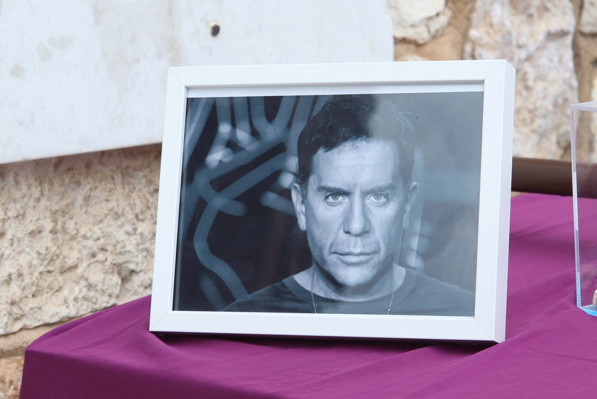Σε αγρυπνία η σορός του Γιώργου Μαζωνάκη 