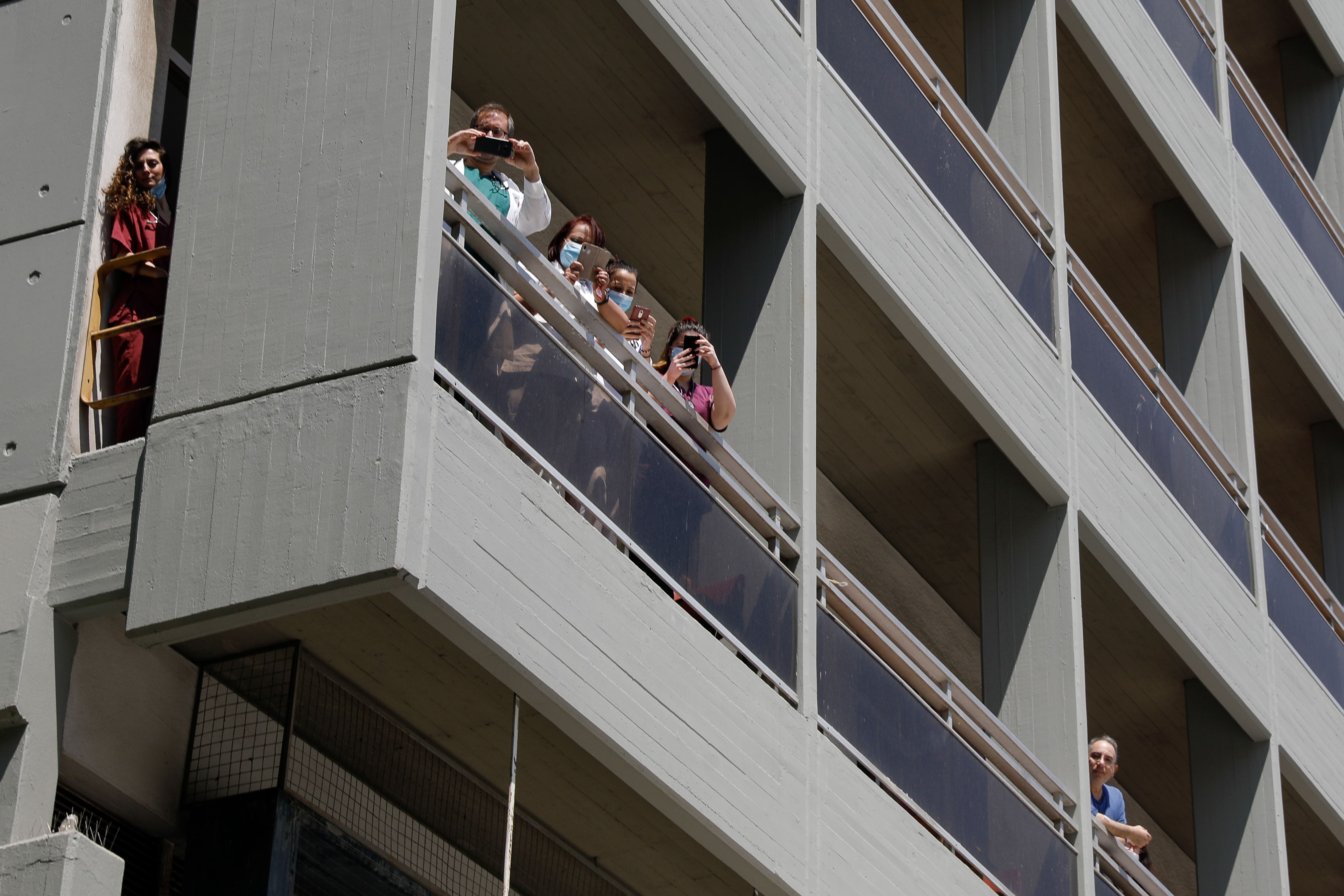 Η ΑΛΚΗΣΤΙΣ ΠΡΩΤΟΨΑΛΤΗ ΤΡΑΓΟΥΔΑΕΙ ΣΤΟΥΣ ΔΡΟΜΟΥΣ ΚΑΙ ΕΞΩ ΑΠΟ ΝΟΣΟΚΟΜΕΙΑ ΤΗΣ ΑΘΗΝΑΣ