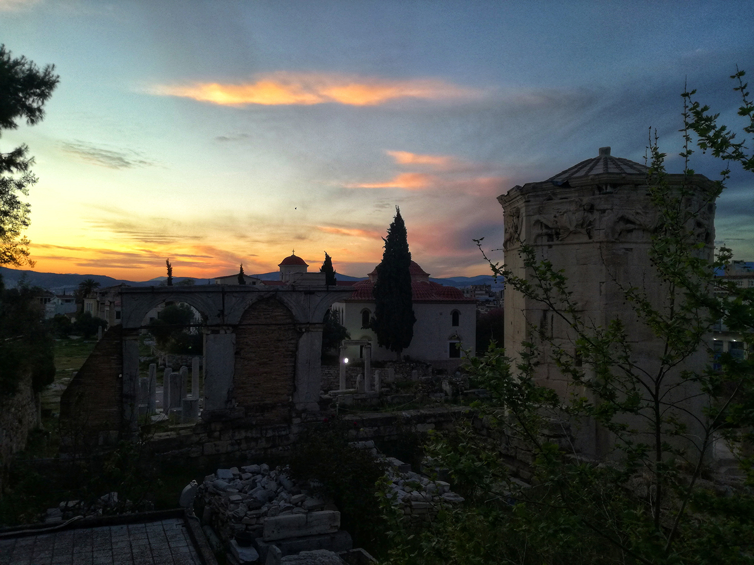 Ο Πύργος των Αέρηδων, Πλάκα