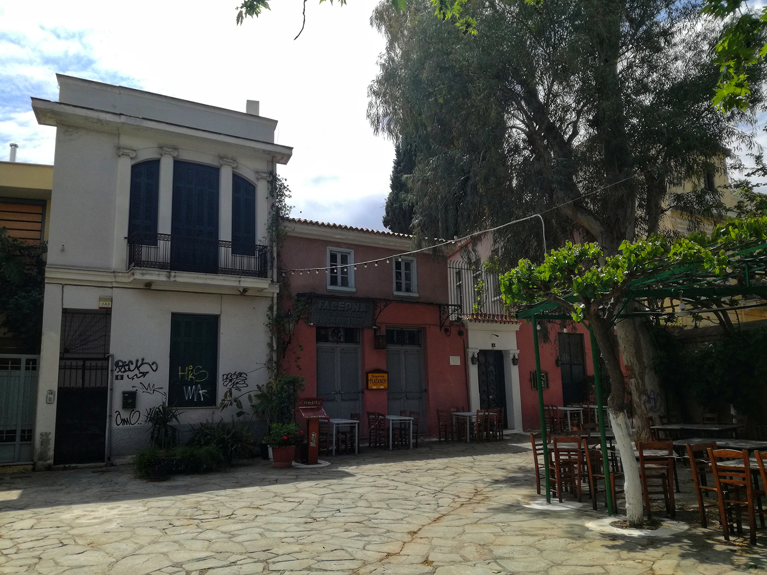 Πλατεία στην οποία βρίσκεται η ταβέρνα Πλάτανος