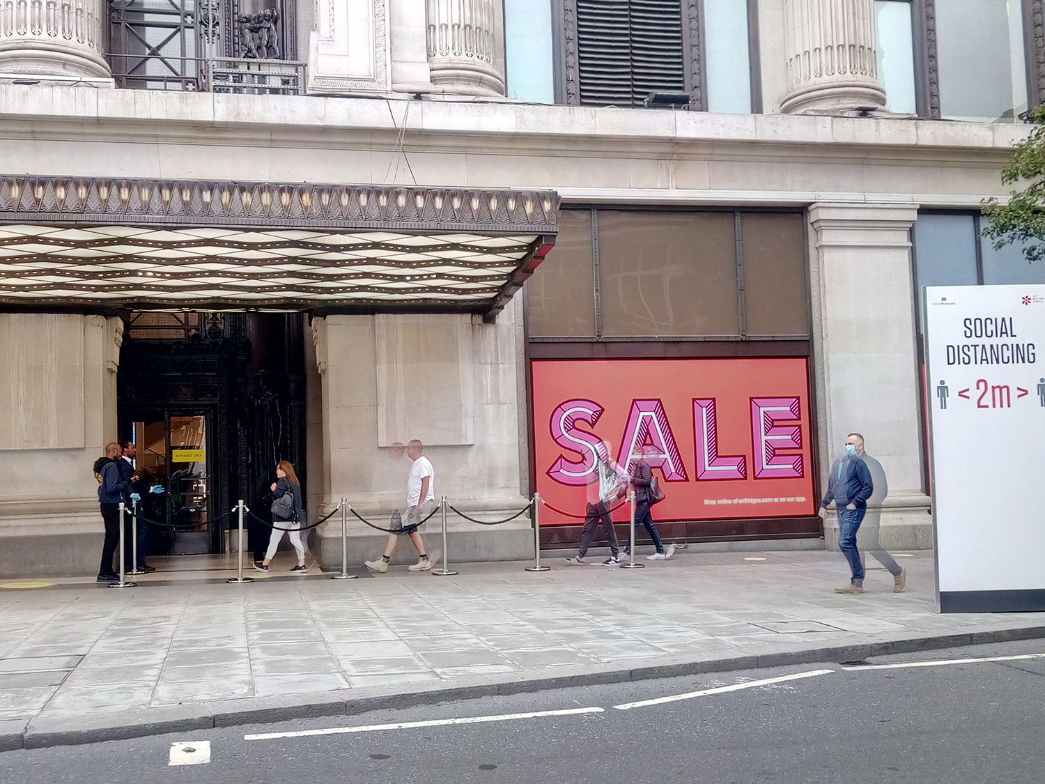 Το Λονδίνο ζει ακόμα στη σκιά της πανδημίας