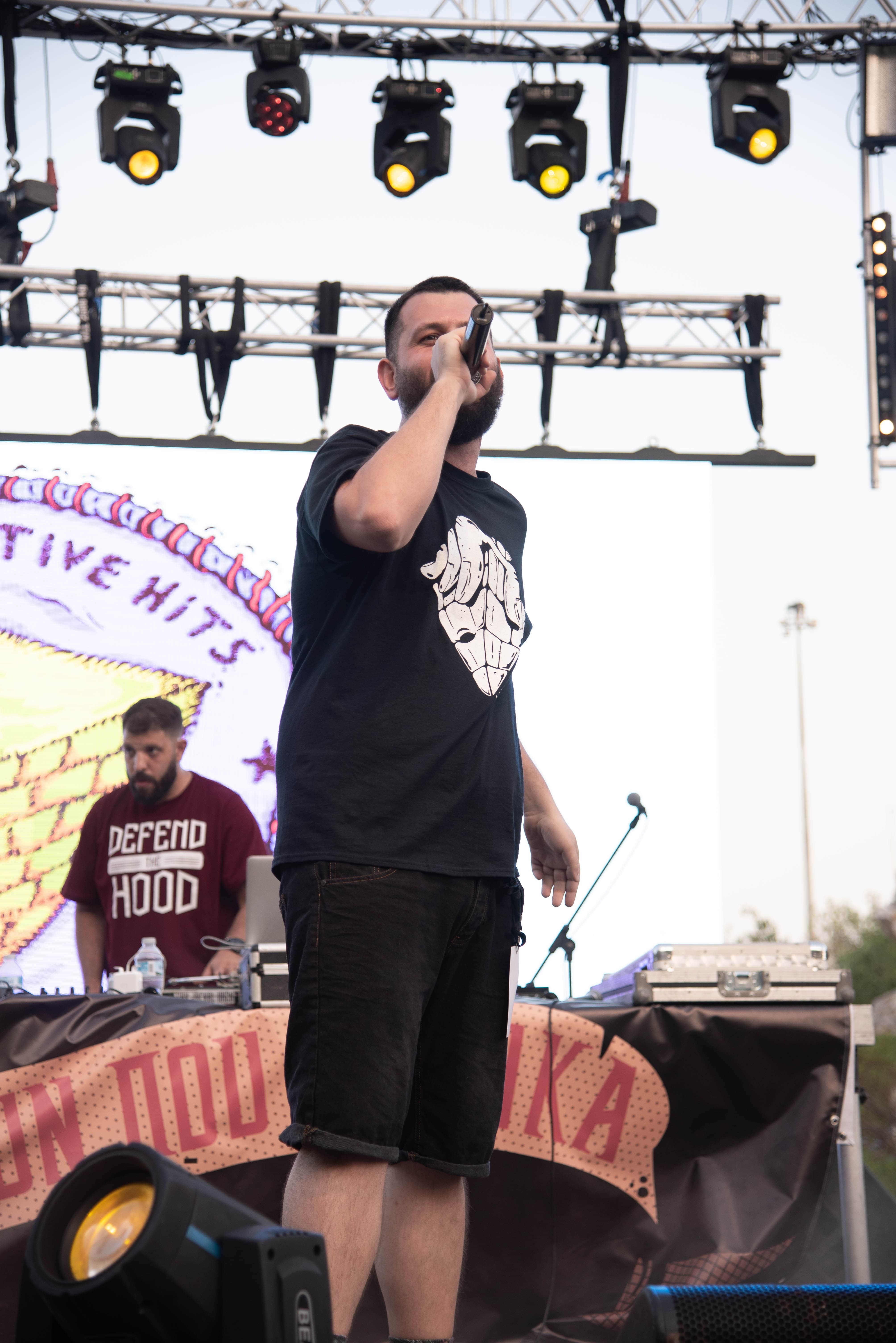 Andri J Univers - Στιγμιότυπο από hip hop συναυλία στο Κατράκειο Θέατρο Νίκαιας