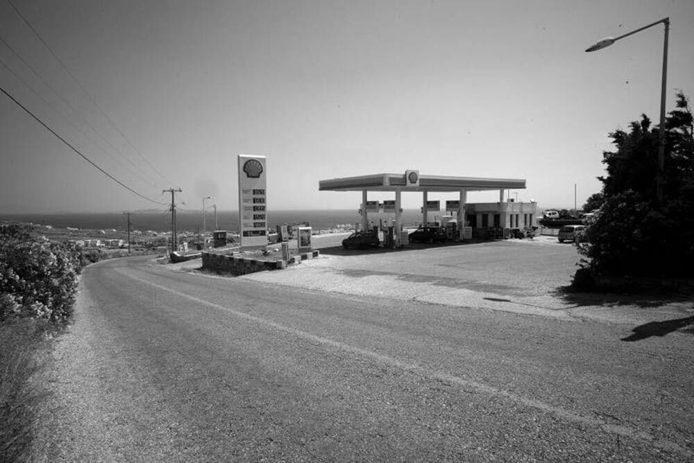 Στο Ξωτικό wine&deli στον Τριαντάρο παρουσιάζεται η έκθεση φωτογραφίας «Tinos, Shaped by the Wind»