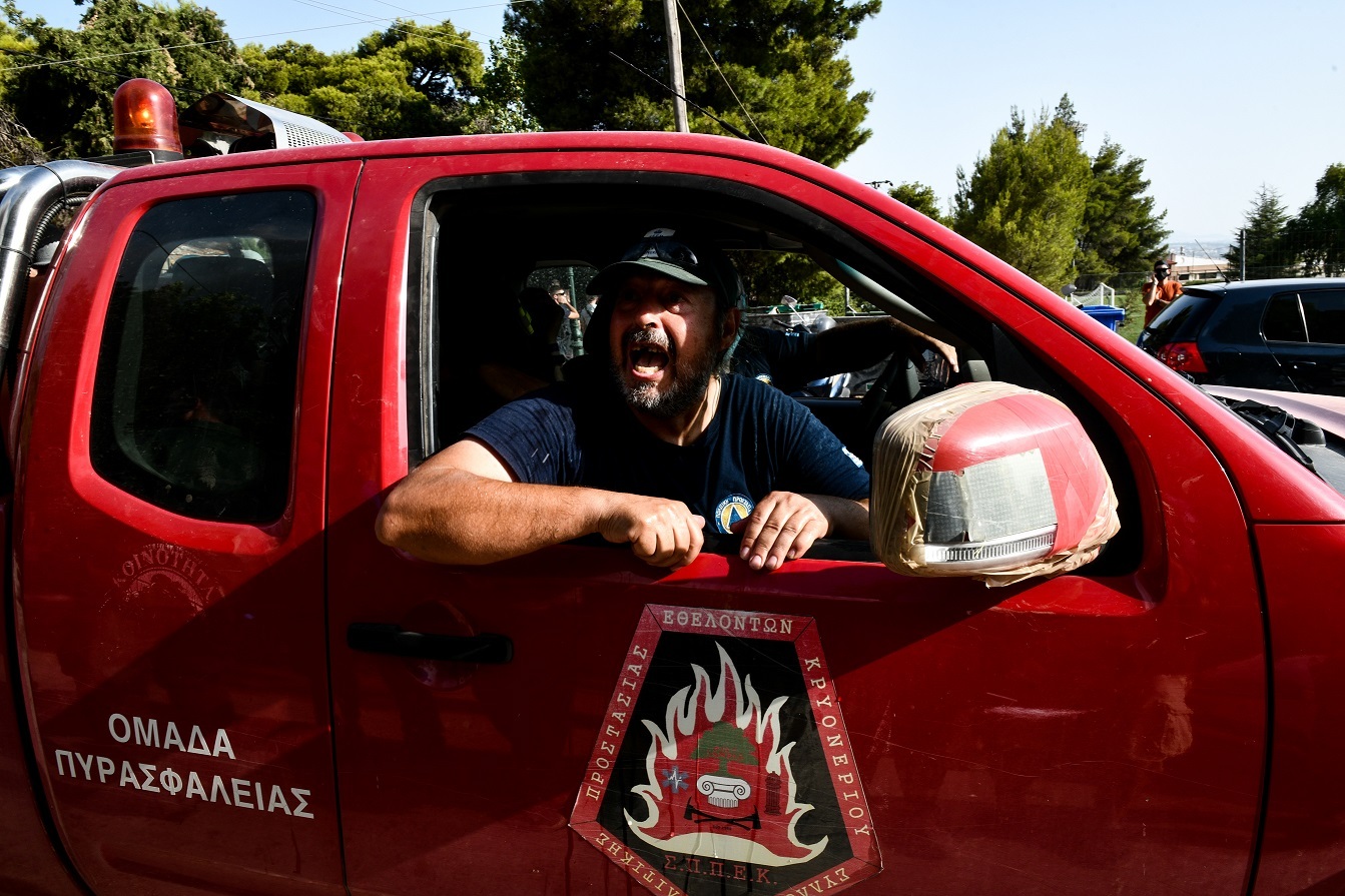 Αναζωπύρωση της πυρκαγιάς στην Βαρυμπόμπη - Στιγμιότυπο από τις Αφίδνες