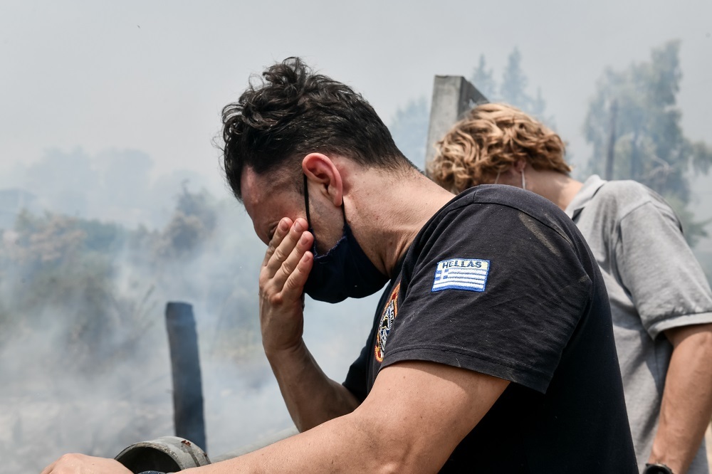 Ένας πυροσβέστης κατά τη διάρκεια της πυρκαγιάς στην περιοχή Αφίδνες, στη Βόρεια Αττική. 