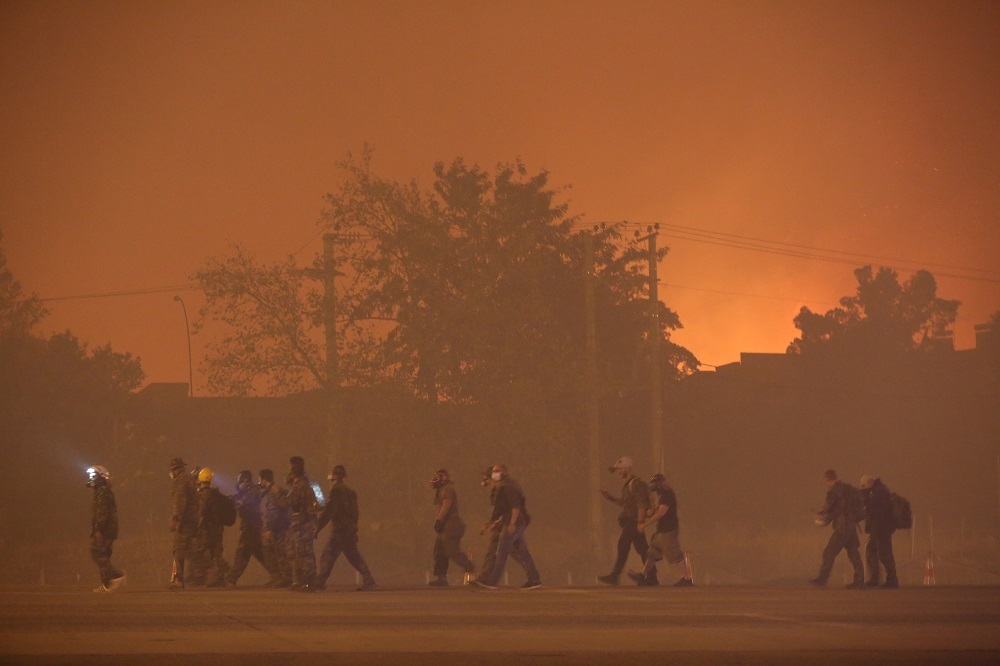 Στιγμιότυπο από τη φωτιά στην περιοχή Αφίδνες, στη Βόρεια Αττική. 