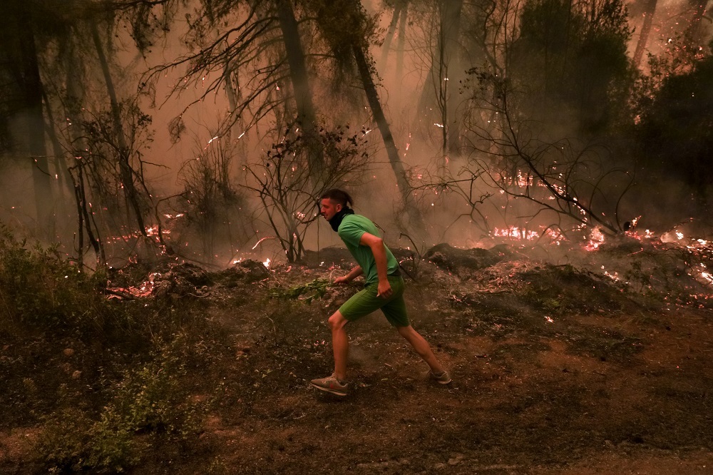 Πολίτης συνδράμει στη κατάσβεση της πυρκαγιάς στο χωριό Πευκί.