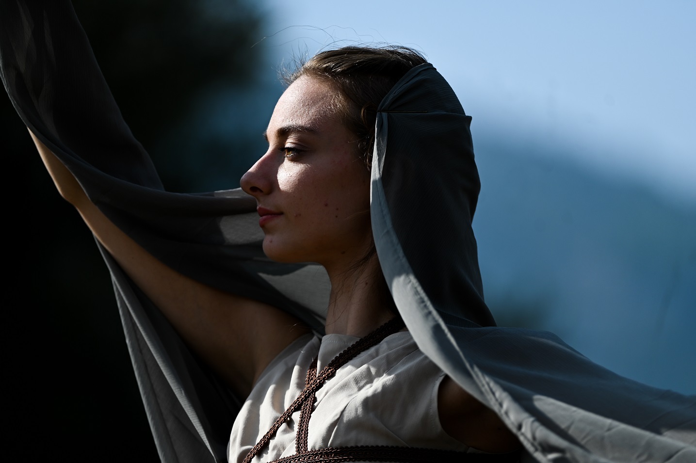 Γυναίκες με αρχαιοελληνικό φόρεμα