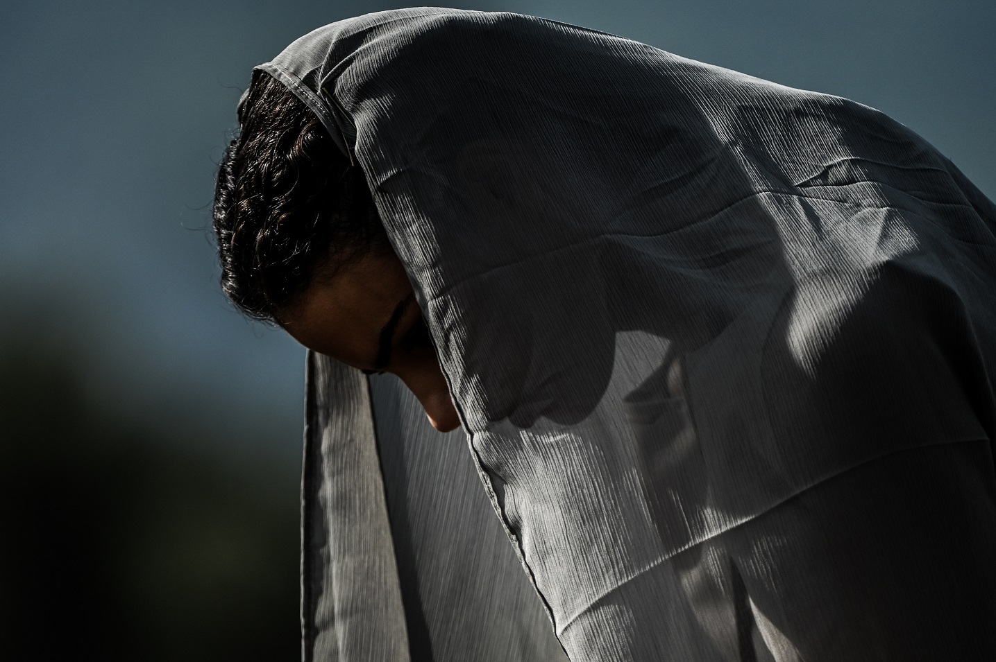 Γυναίκες με αρχαιοελληνικό φόρεμα-πέπλο