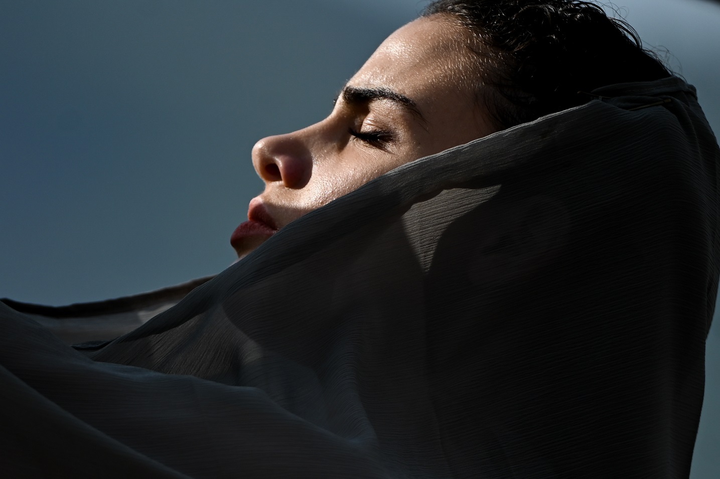 Γυναίκες με αρχαιοελληνικό φόρεμα-πέπλο