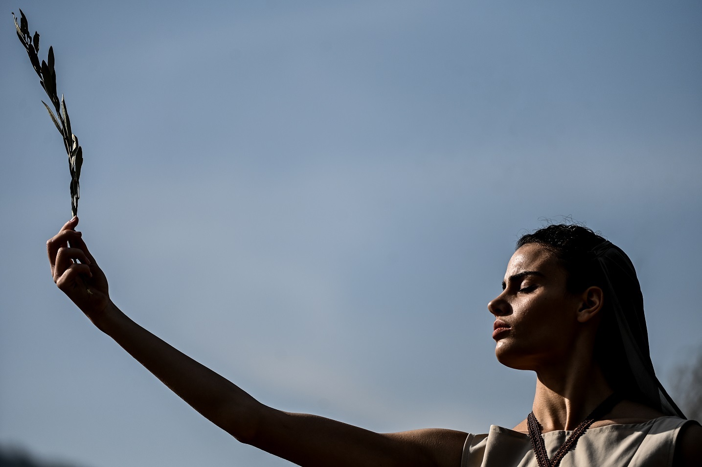 Γυναίκες με αρχαιοελληνικό φόρεμα που κρατούν κλαδιά ελιάς