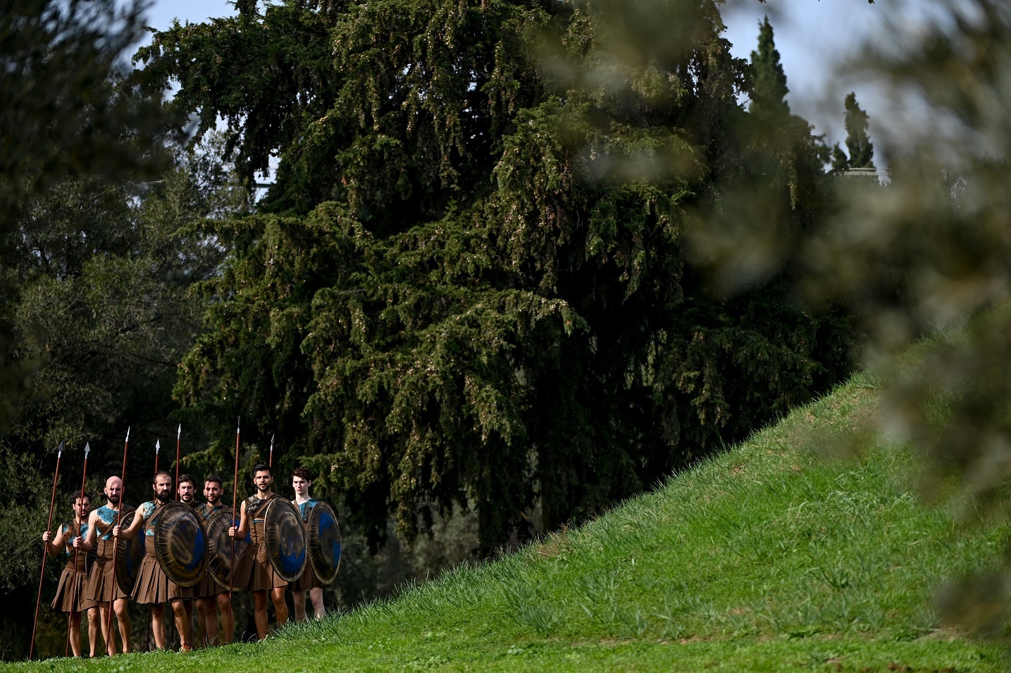 Γυναίκες και άνδρες με στολές αρχαίων Ελλήνων