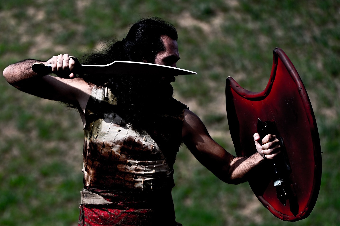 Άνδρας με που κρατά ξίφος και ασπίδα