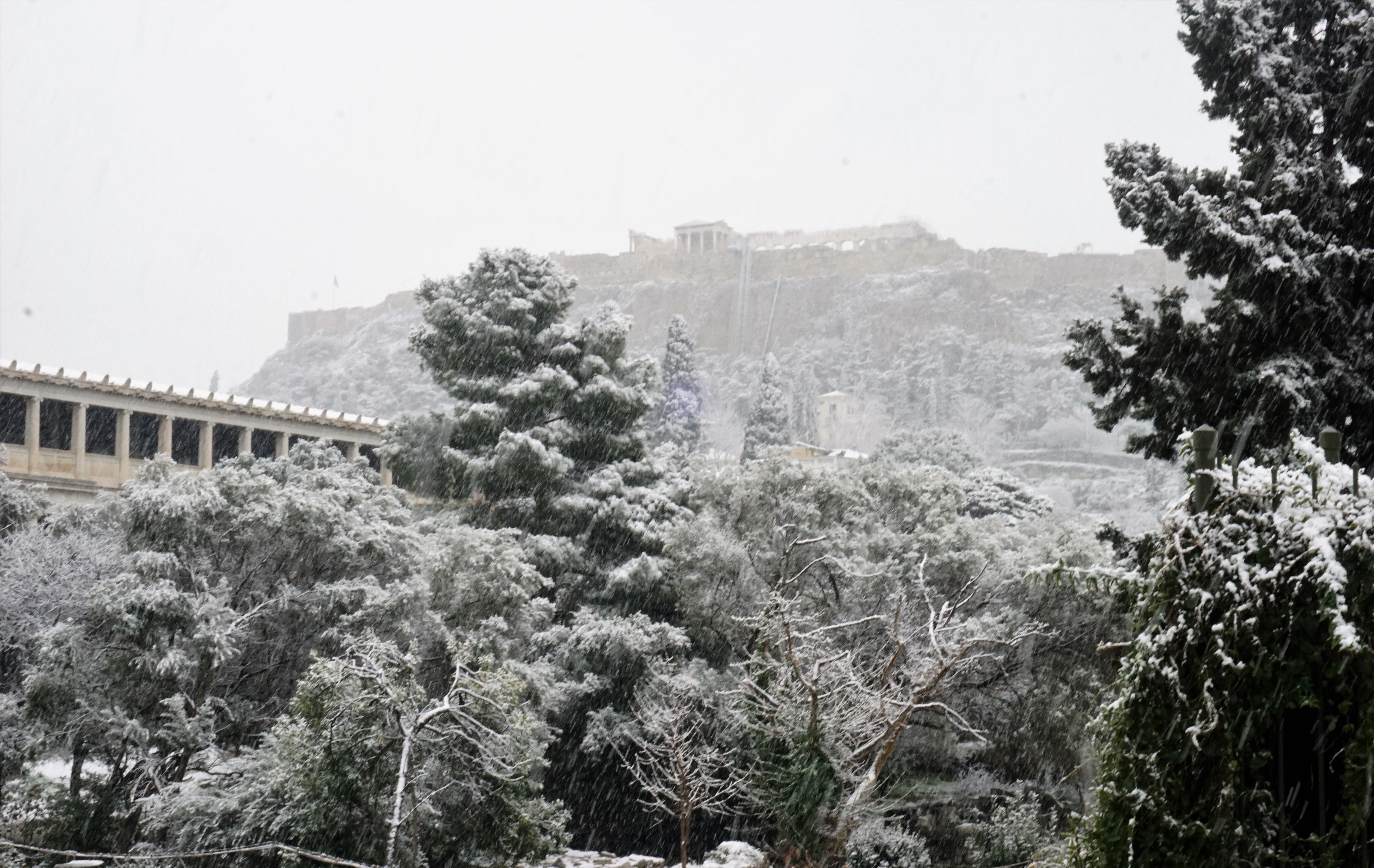 Ακρόπολη στα λευκά.