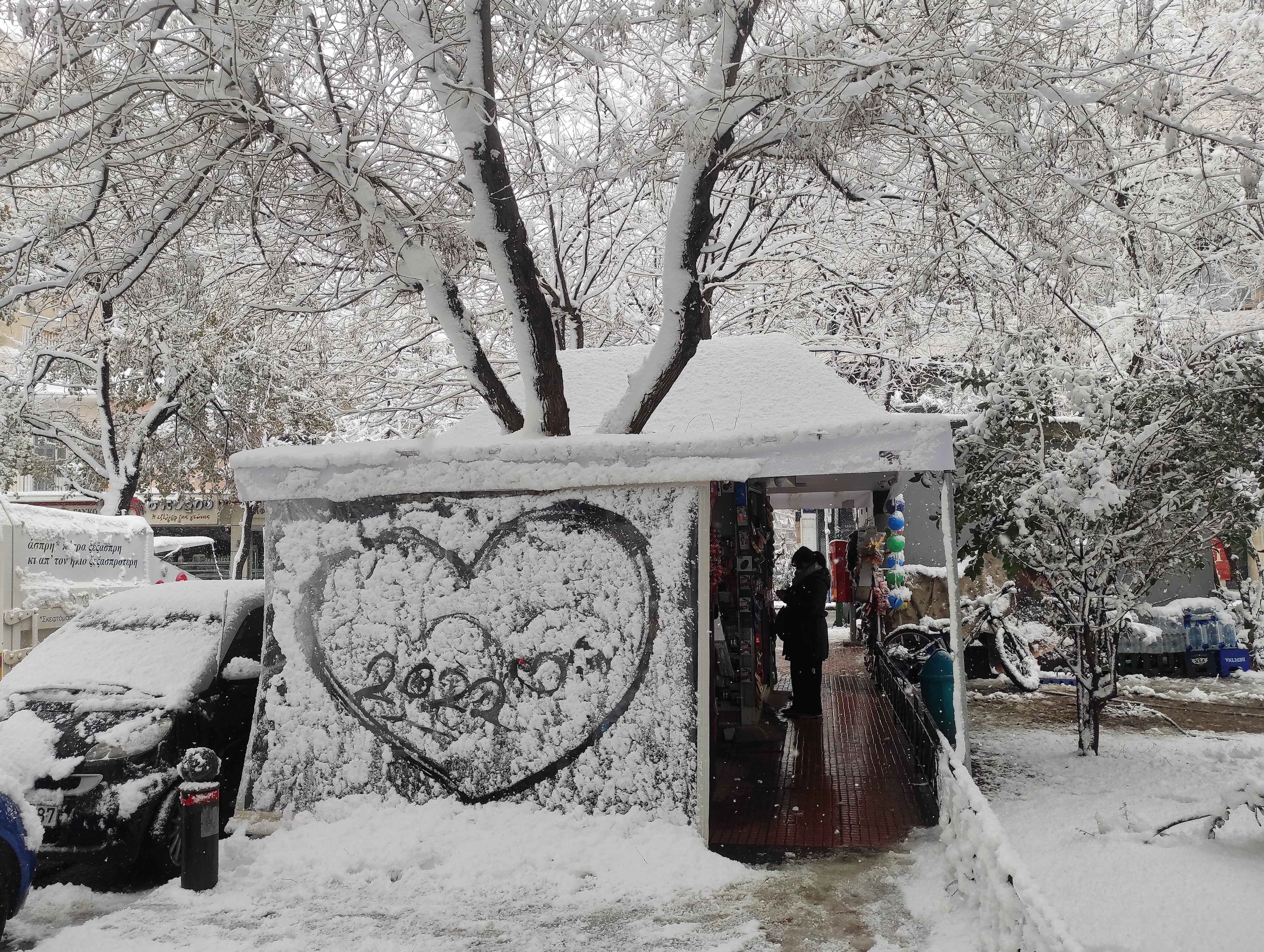 Κάποιος έχει γράψει πάνω στο χιόνι 2022 και έχει ζωγραφίσει μια καρδιά. 