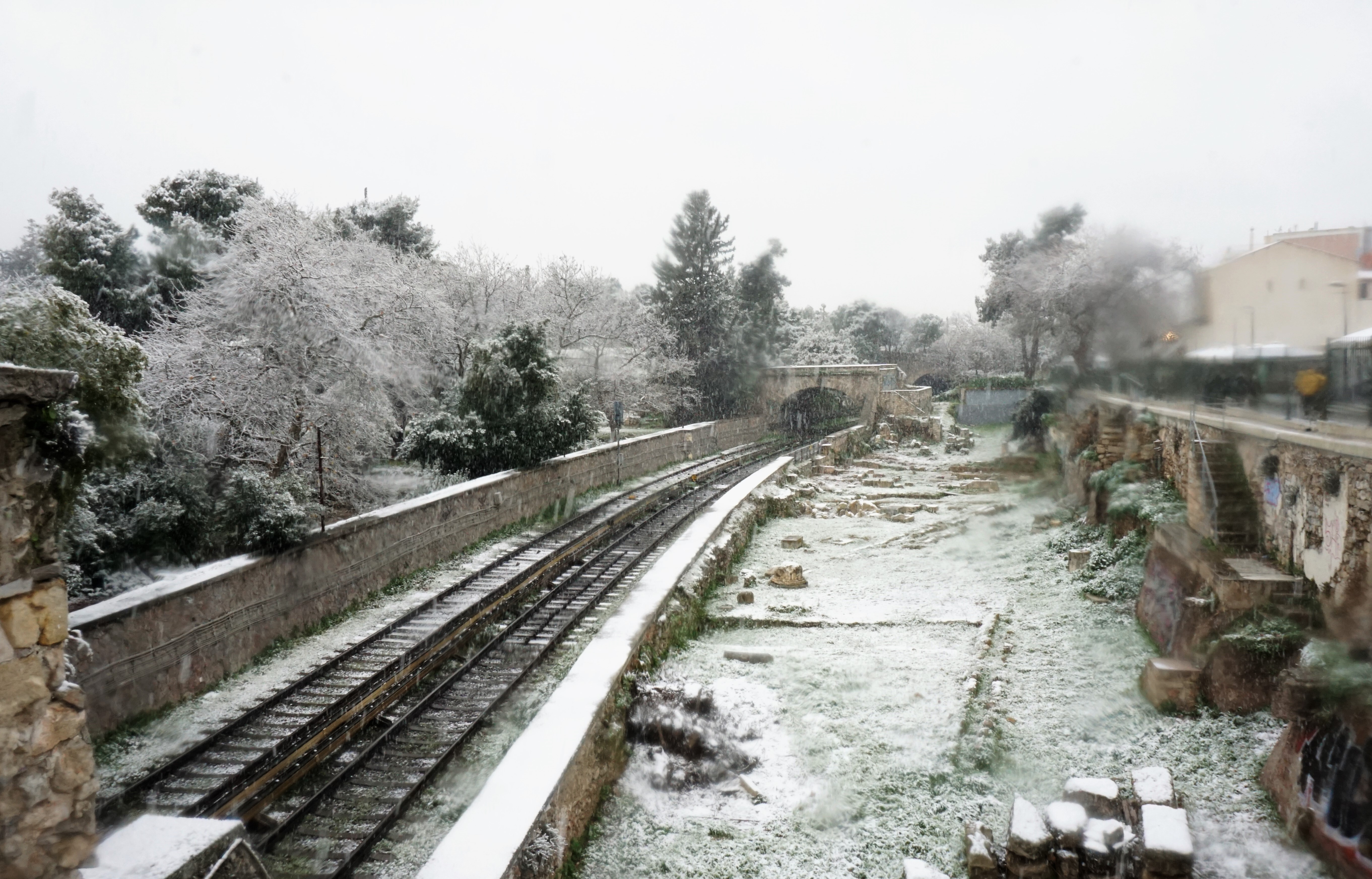 Χιονισμένες ράγες του Ηλεκτρικού. 