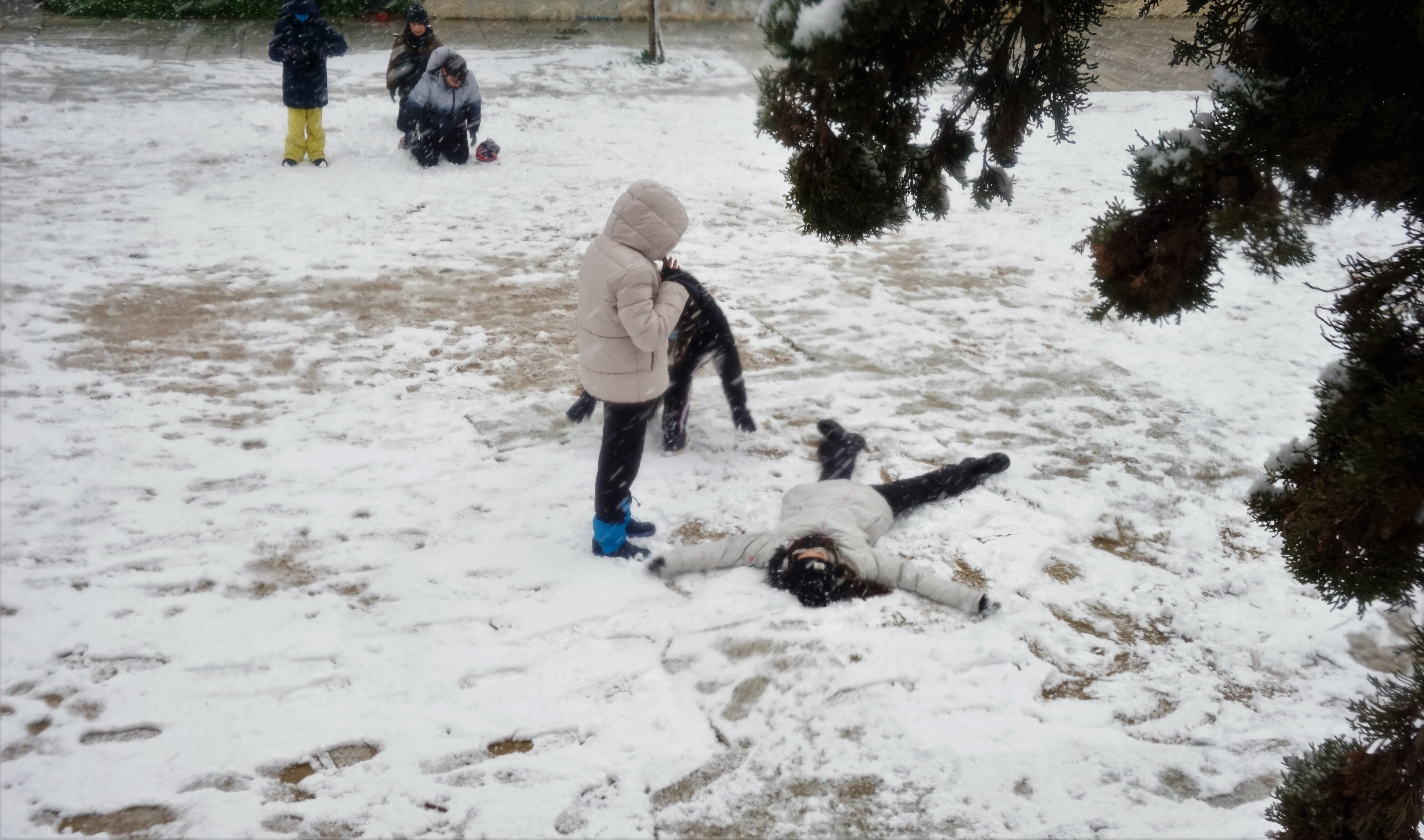 Παιδιά κάπου στην Διονυσίου Αεροπαγίτου, φτιάχνουν αγγελάκια στα χιόνια.