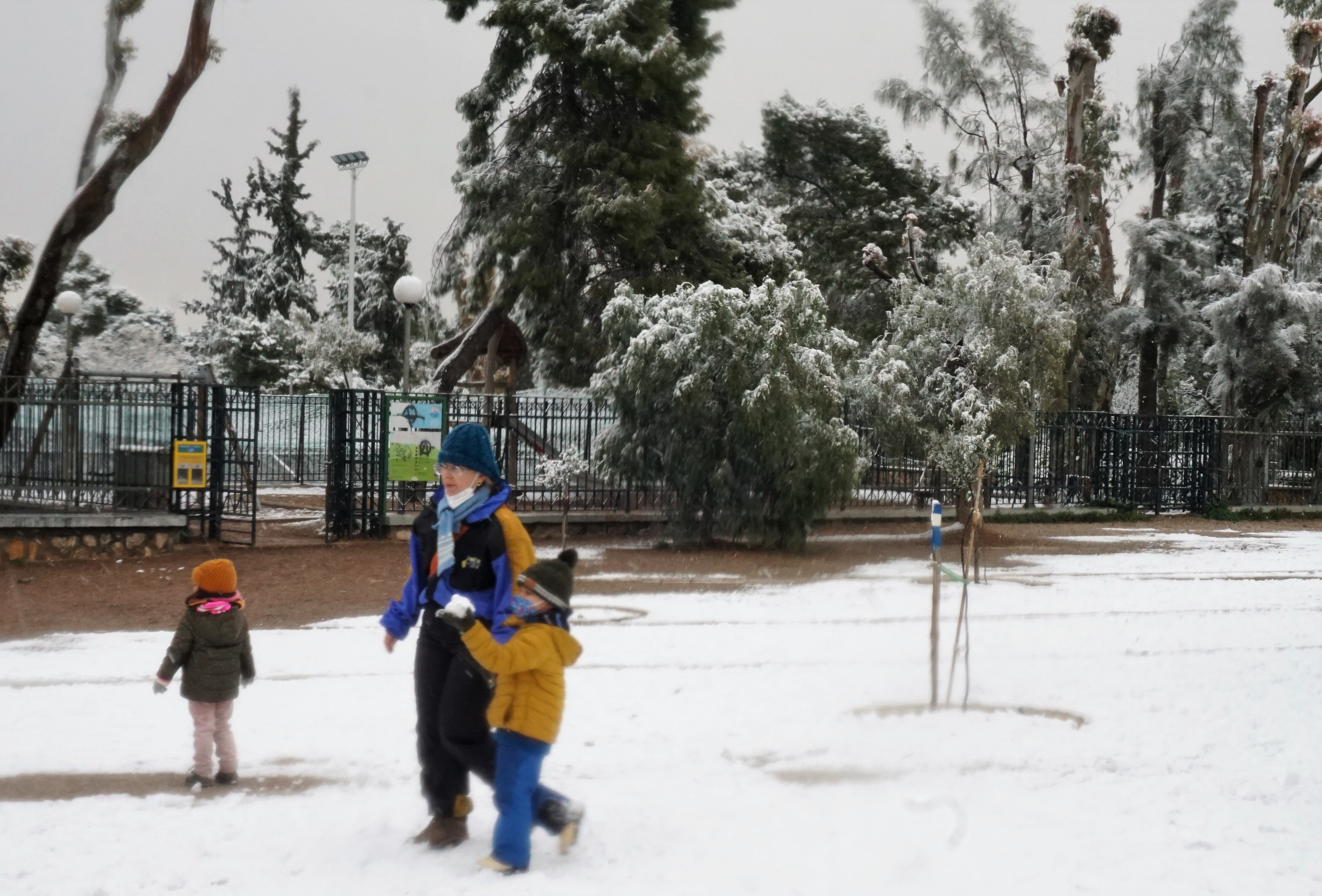 Παιδιά παίζουν με τα χιόνια στο Θησείο.