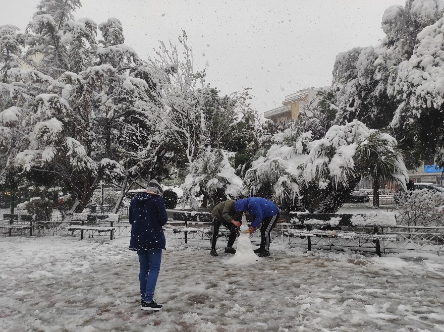 Μια παρέα φτιάχνει χιονάνθρωπο στην Πανόρμου.
