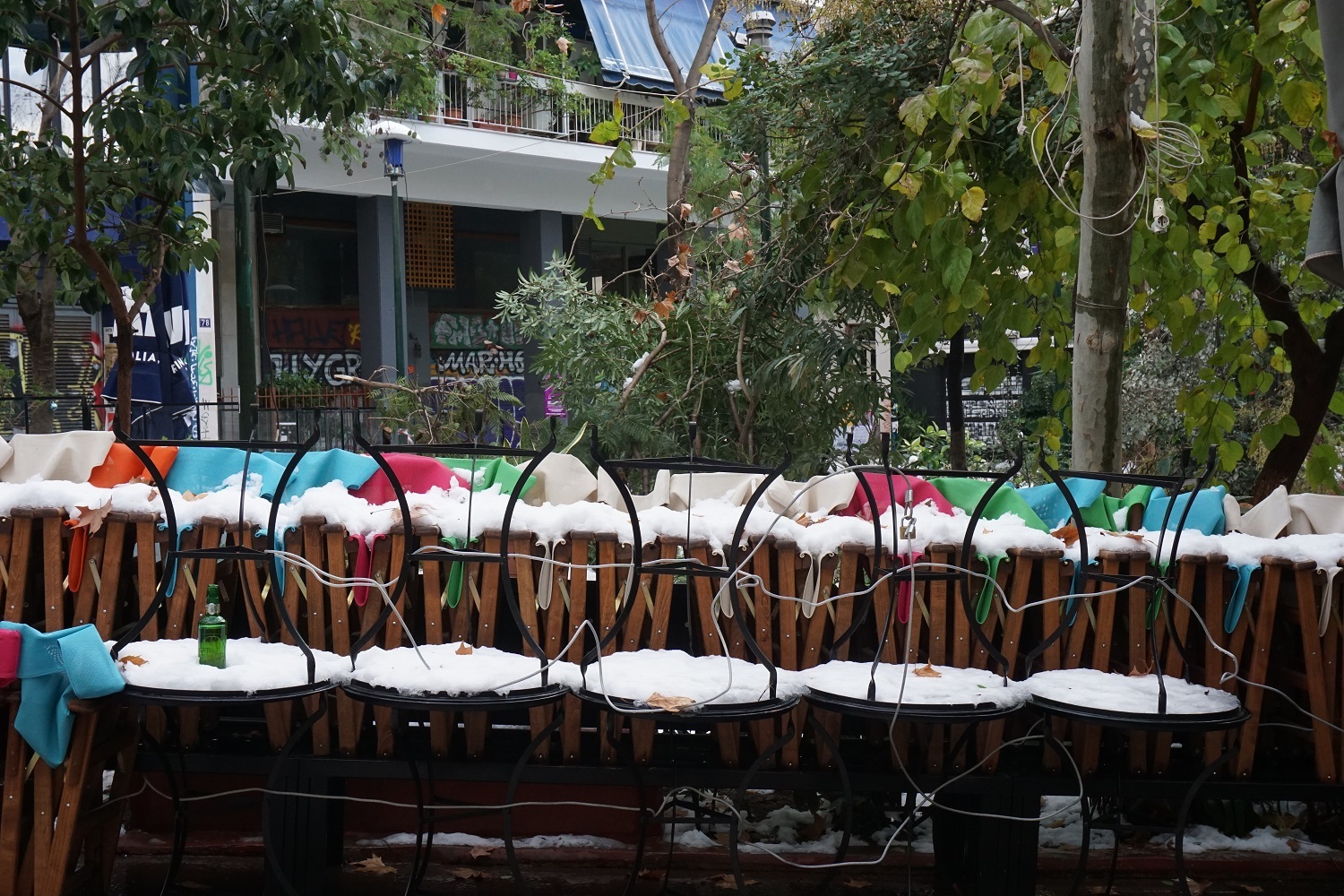 Χιονισμένες καρέκλες στην πλατεία Εξαρχείων. 