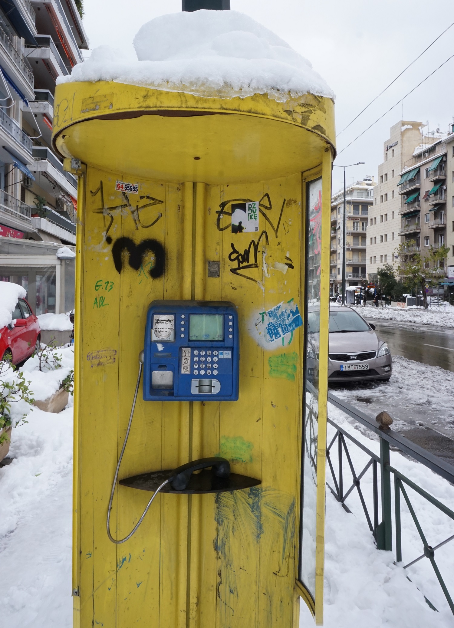 Χιονισμένος τηλεφωνικός θάλαμος.