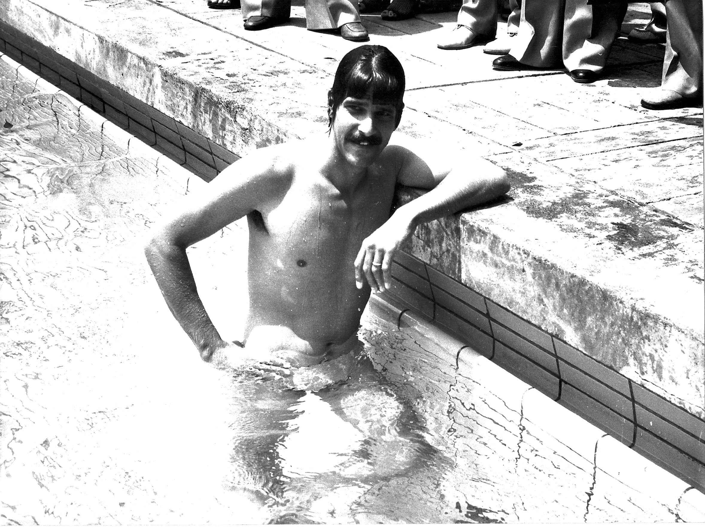 Ο 9 φορές Χρυσός Ολυμπιονίκης στην κολύμβηση Μαρκ Σπιτς ποζάρει στην πισίνα του Χίλτον στην Αθήνα