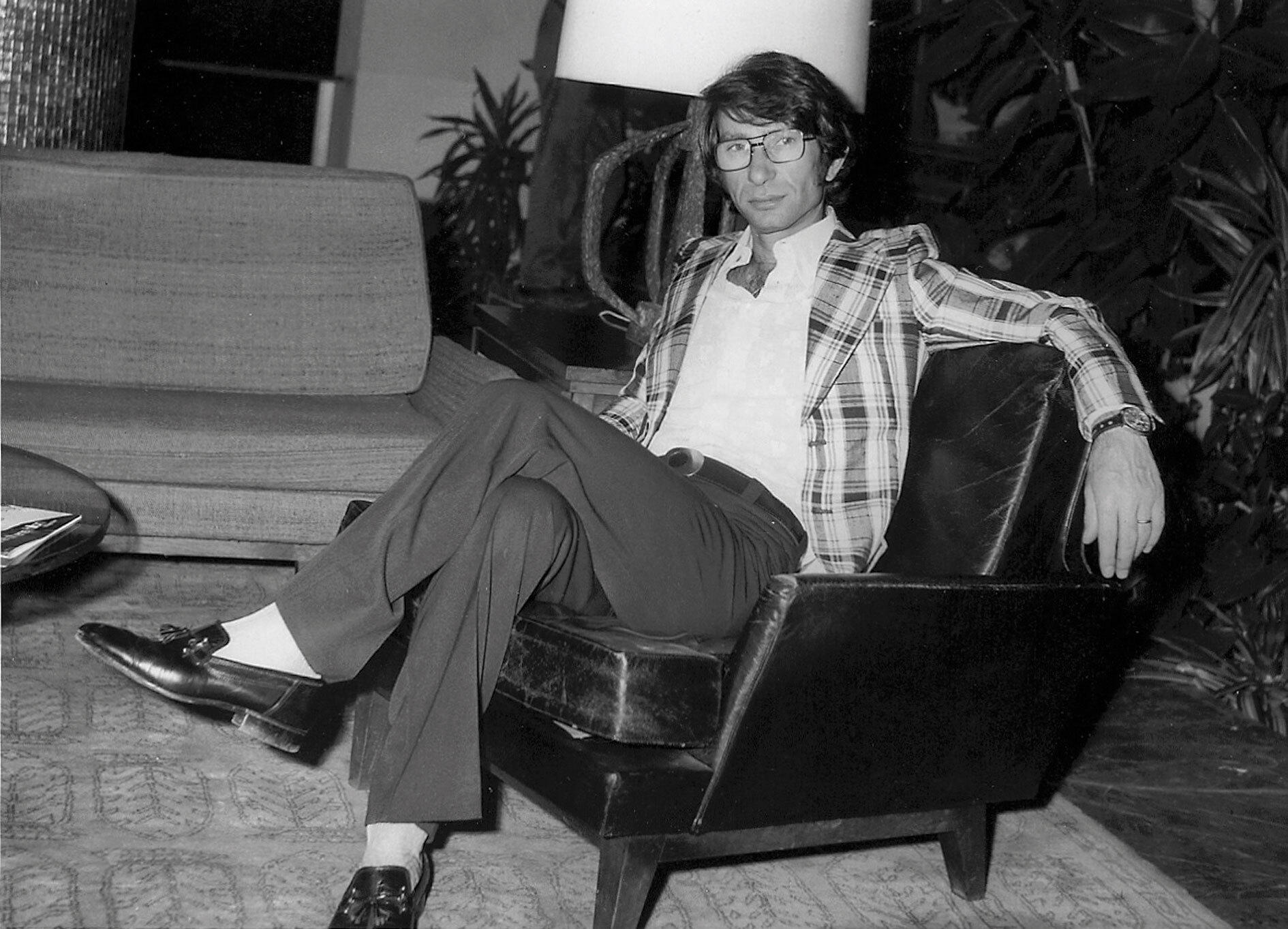 Ο Γάλλος μόδιστρος Πιερ Καρντέν κάθεται αναπαυτικά σε πολυθρόνα του Χίλτον Αθηνών