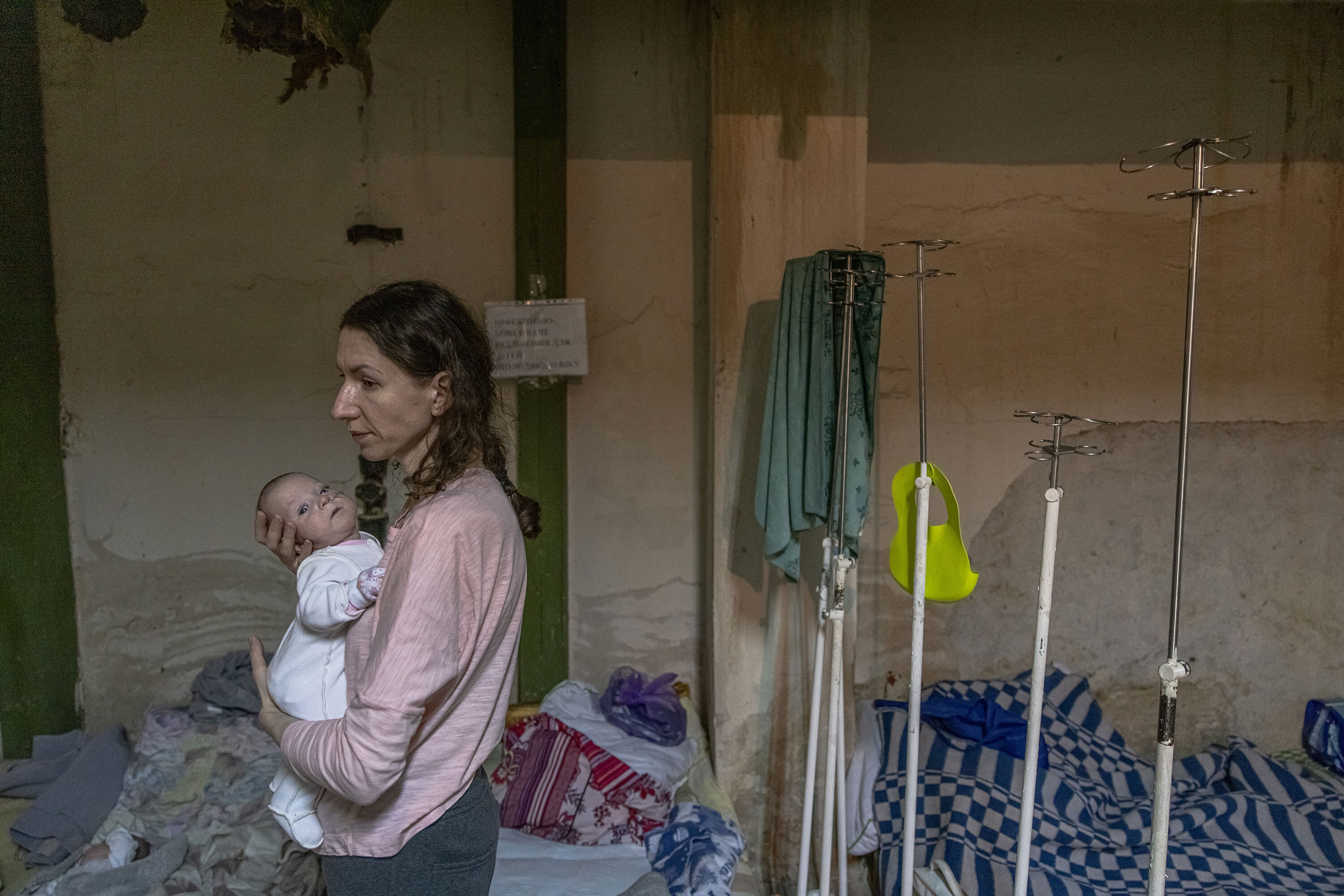 Η Κατερίνα κρατά την 5 μηνών κορούλα της στην αγκαλιά στο υπόγειο νοσοκομείου στο Κίεβο