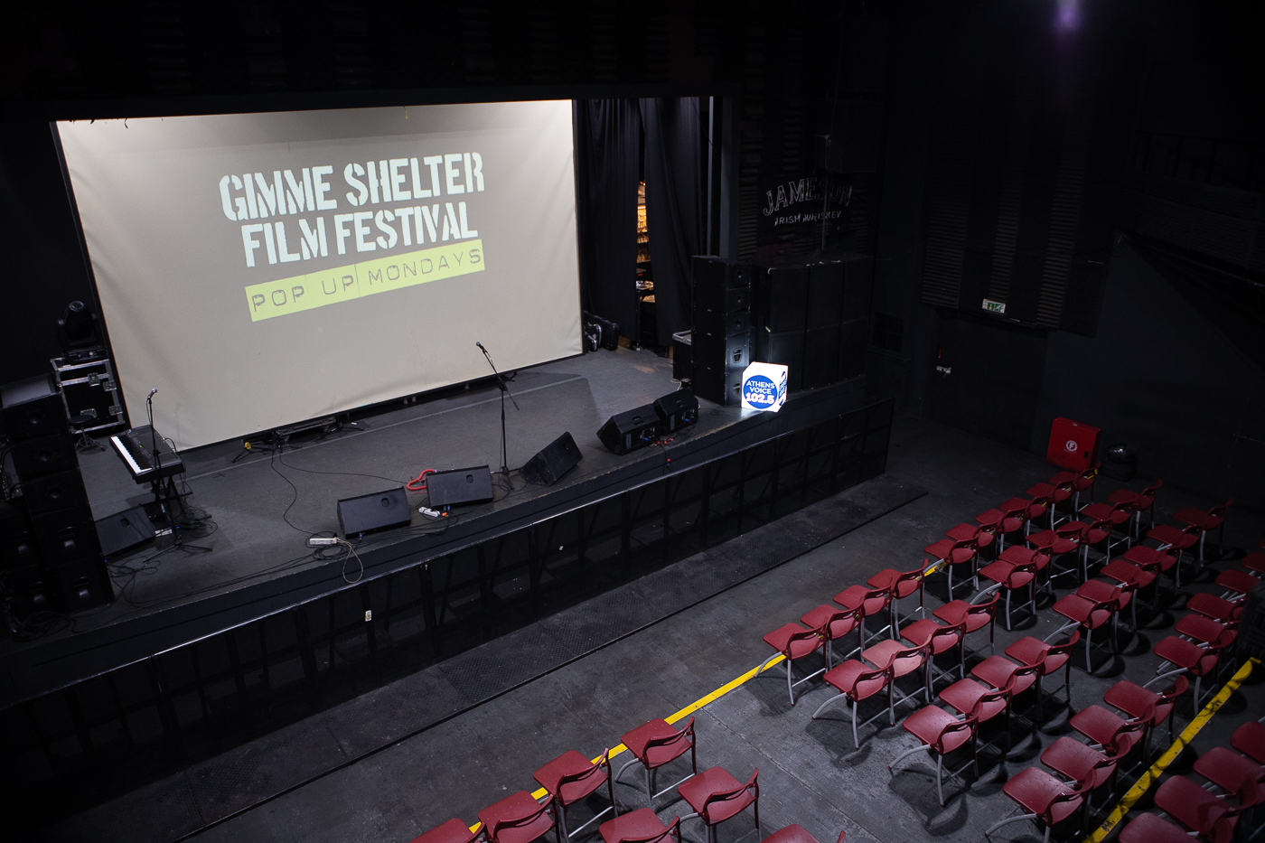 Κινηματογραφική οθόνη και καρέκλες - Gimme Shelter Film Festival Pop Up Mondays
