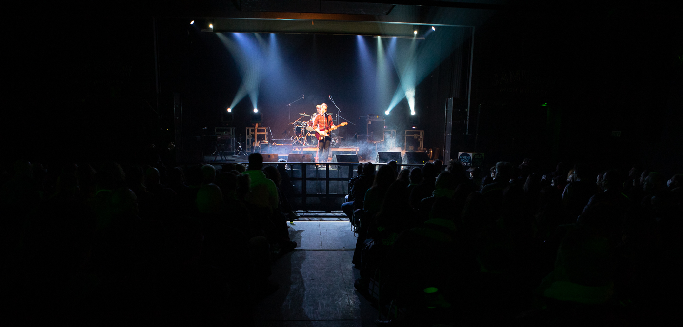 Το συγκρότημα Deuce σε συναυλία στη σκηνή του Gagarin στο Gimme Shelter Film Festival