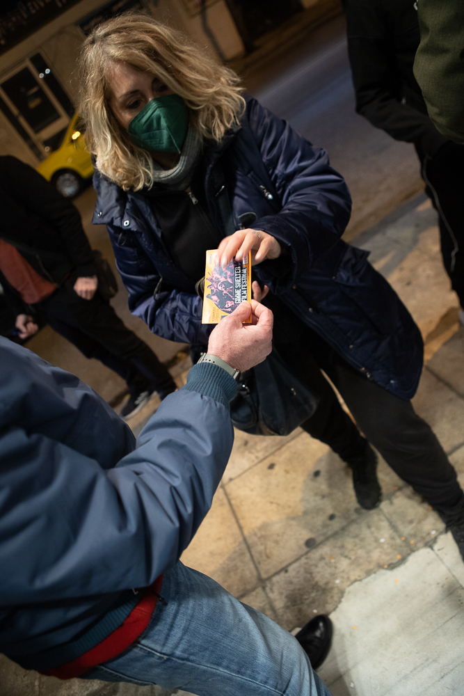 Γυναίκα που δείχνει εισιτήριο του Gimme Shelter Film Festival