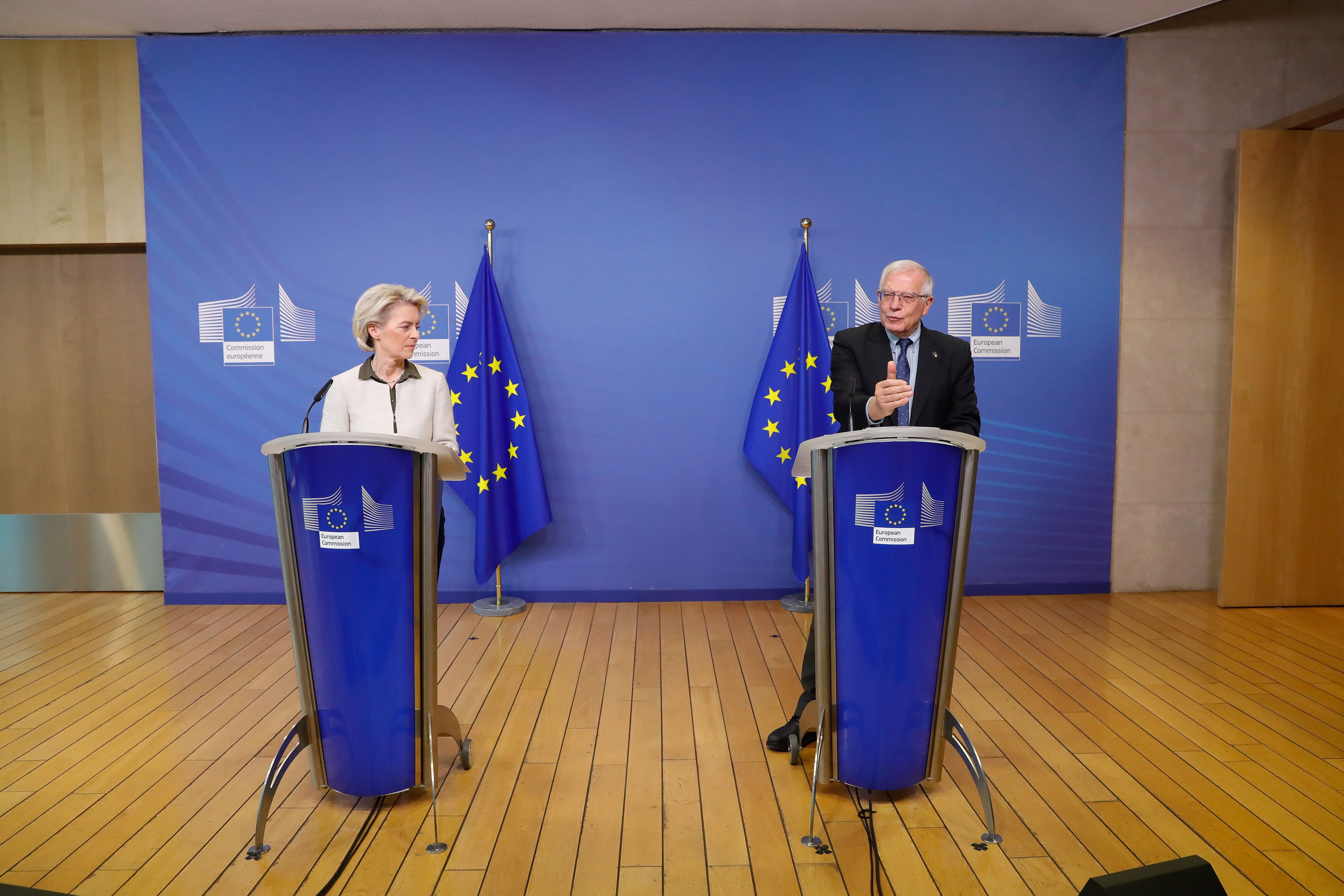 Η επικεφαλής της Κομισιόν Ούρσουλα Φον ντερ Λάιεν και ο Ύπατος Εκπρόσωπος της Ευρωπαϊκής Ένωσης Ζοζέπ Μπορέλ ανακοινώνουν κυρώσεις κατά της Ρωσίας για τον πόλεμο στην Ουκρανία (27 Φεβρουαρίου) Η επικεφαλής της Κομισιόν Ούρσουλα Φον ντερ Λάιεν και ο Ύπατος Εκπρόσωπος της Ευρωπαϊκής Ένωσης Ζοζέπ Μπορέλ ανακοινώνουν κυρώσεις κατά της Ρωσίας για τον πόλεμο στην Ουκρανία (27 Φεβρουαρίου)