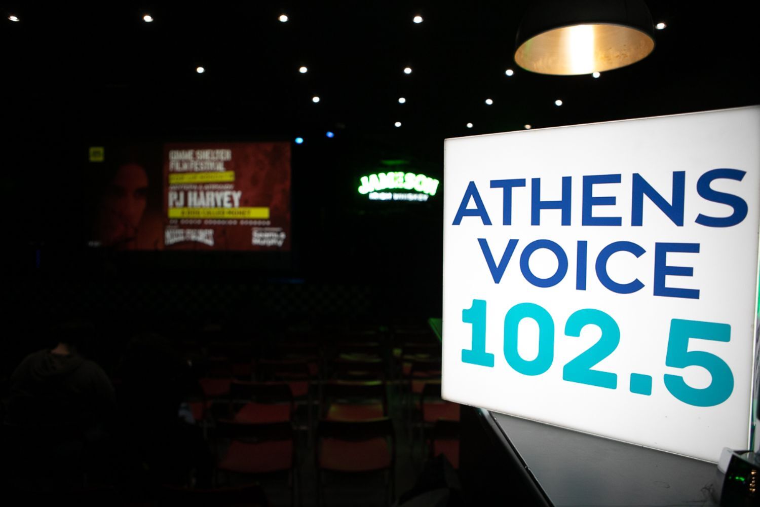 Κινηματογραφική οθόνη και καρέκλες - Gimme Shelter Film Festival Pop Up Mondays