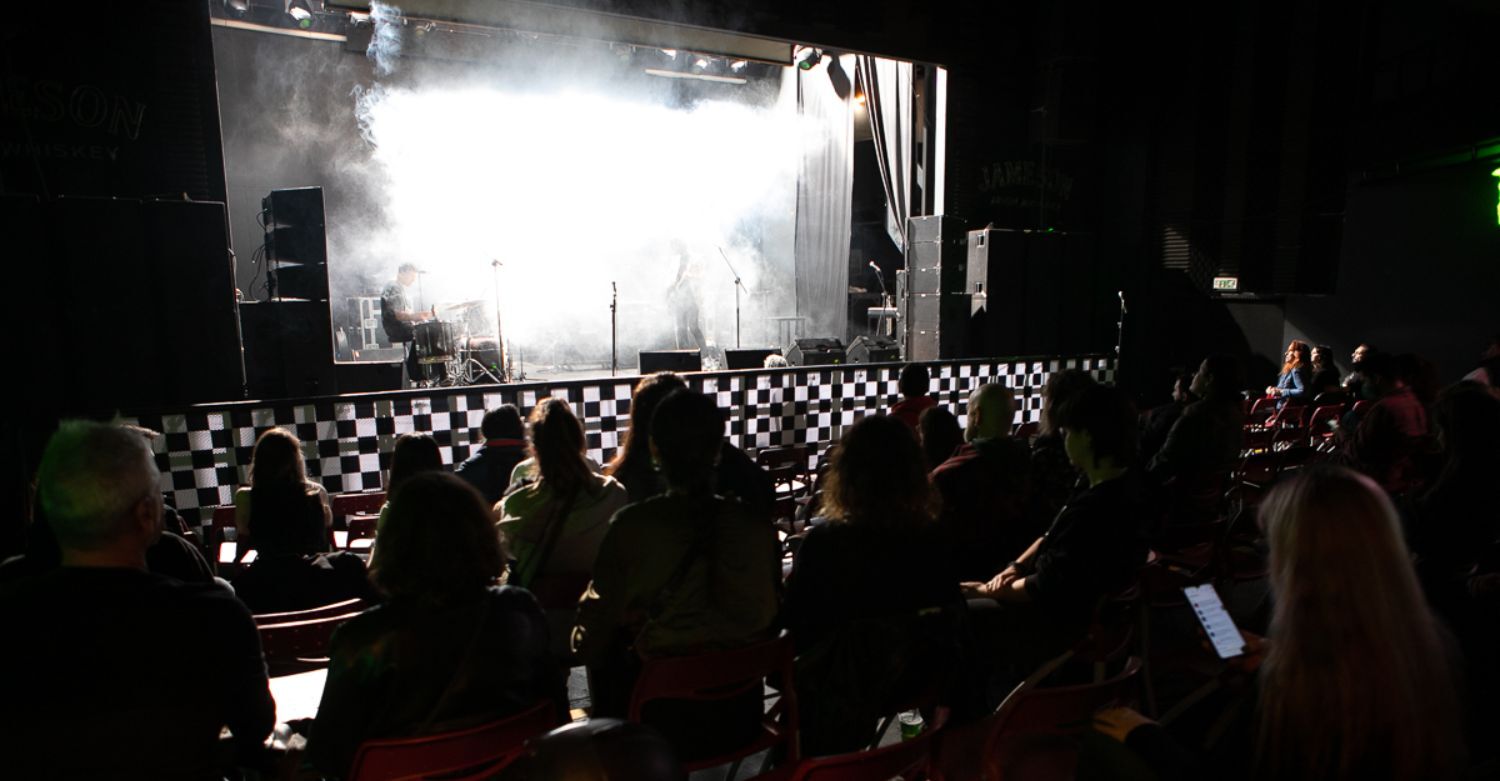 Το συγκρότημα The Noise Figures σε συναυλία στη σκηνή του Gagarin στο Gimme Shelter Film Festival