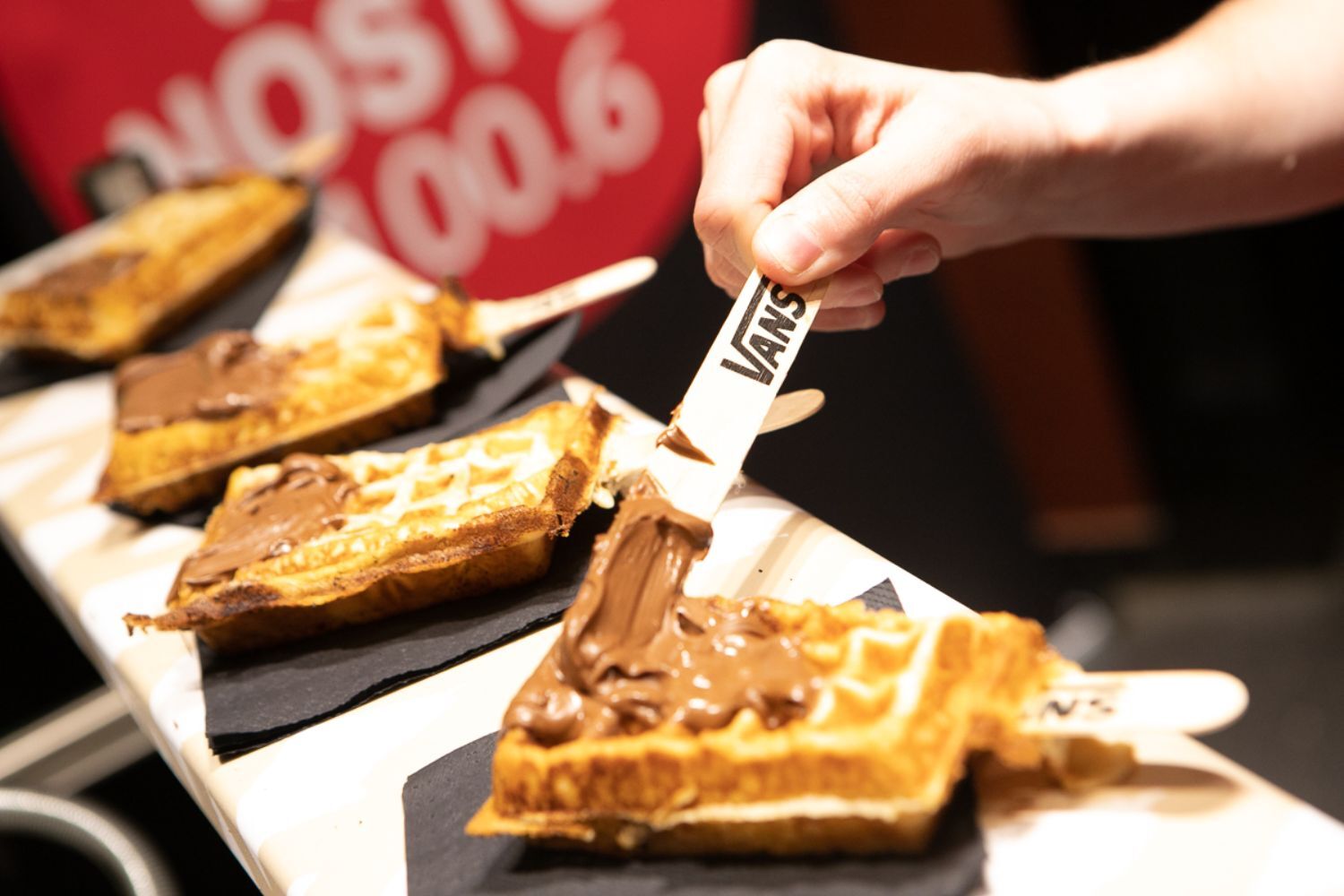 Φρέσκιες ζεστές βάφλες στο Gagarin 205.