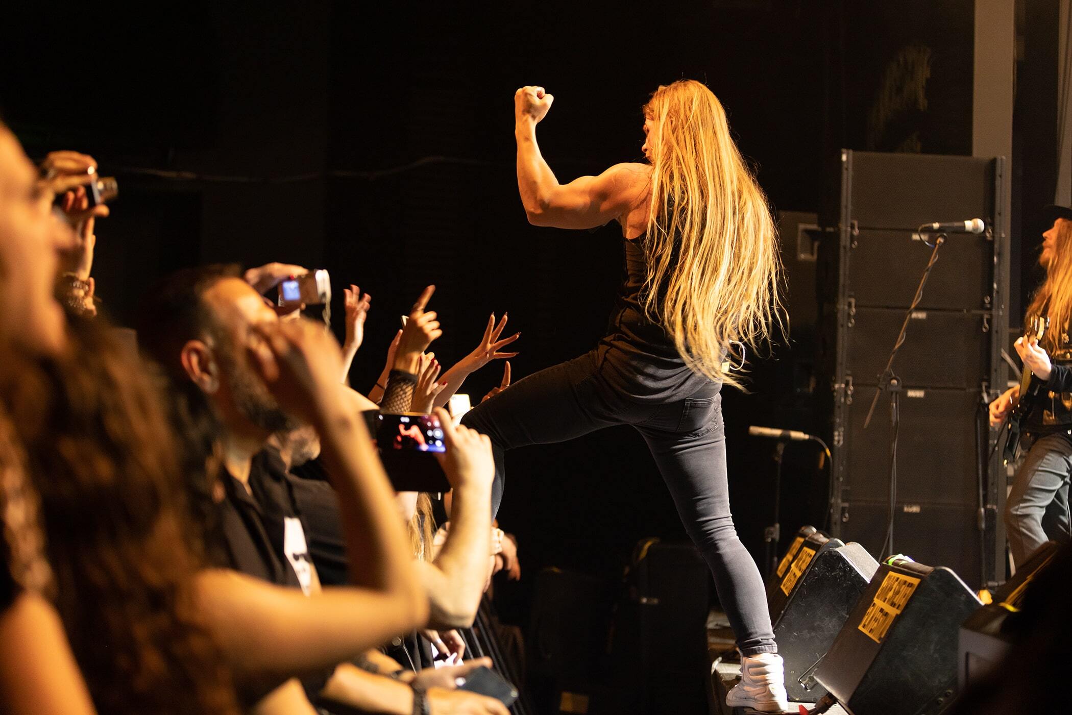 Στιγμιότυπο από τη συναυλία των H.E.A.T. στην Αθήνα, στο Gagarin 205