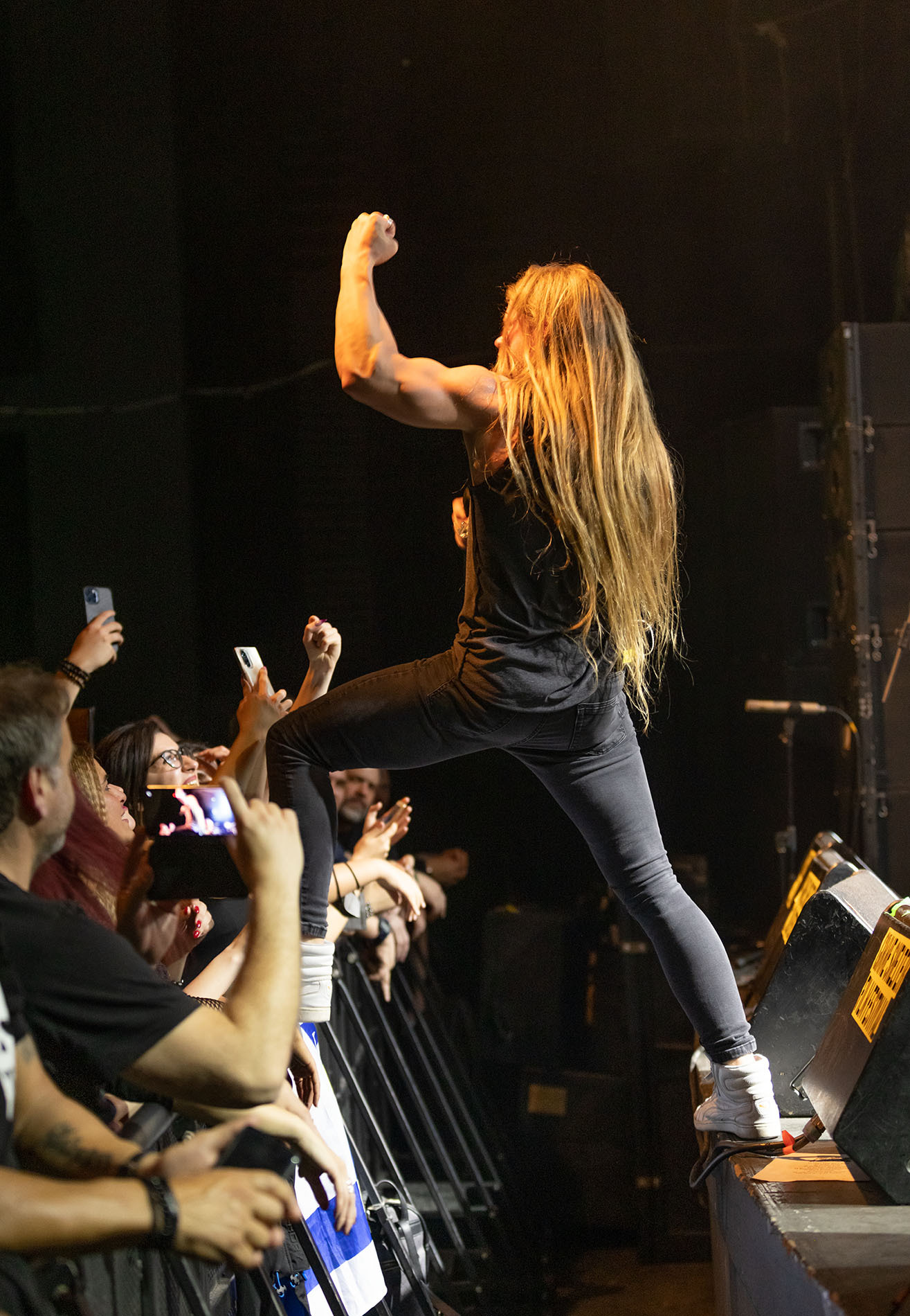 Στιγμιότυπο από τη συναυλία των H.E.A.T. στην Αθήνα, στο Gagarin 205