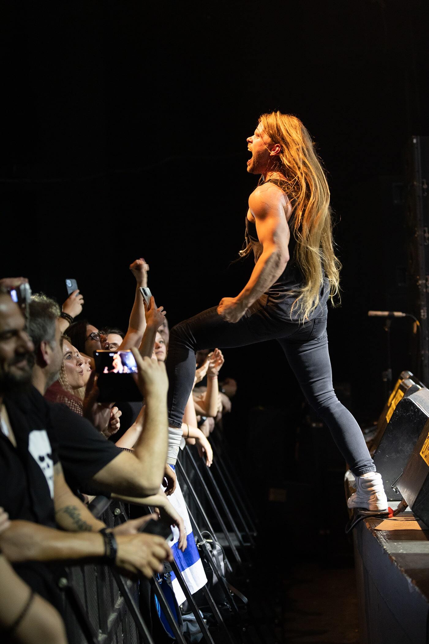 Στιγμιότυπο από τη συναυλία των H.E.A.T. στην Αθήνα, στο Gagarin 205