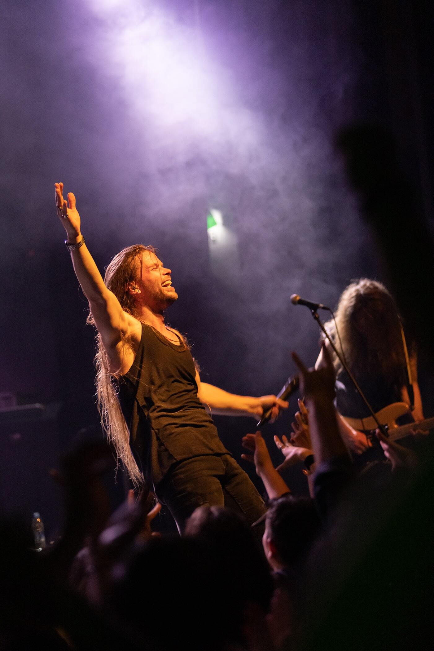 Στιγμιότυπο από τη συναυλία των H.E.A.T. στην Αθήνα, στο Gagarin 205