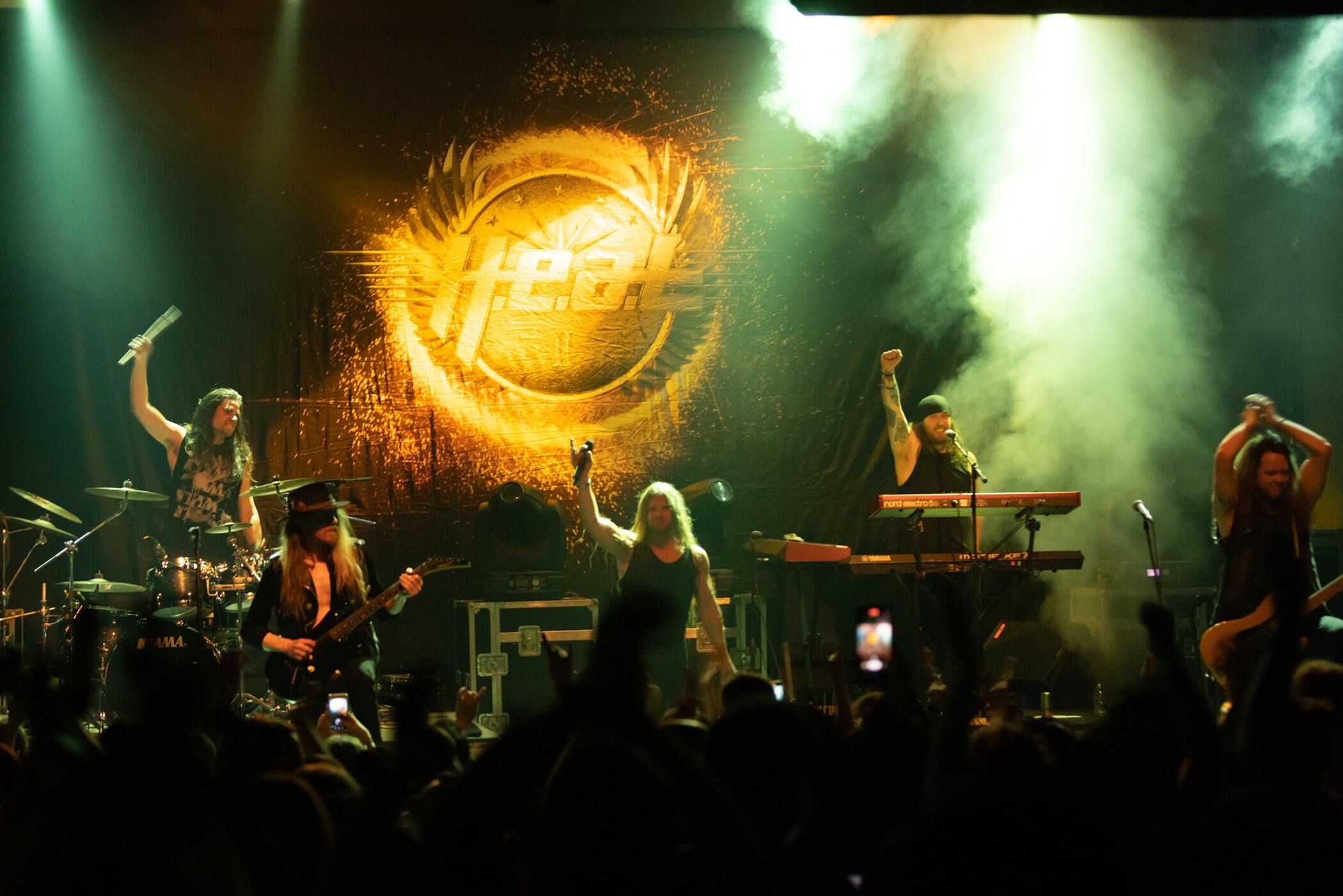 Στιγμιότυπο από τη συναυλία των H.E.A.T. στην Αθήνα, στο Gagarin 205