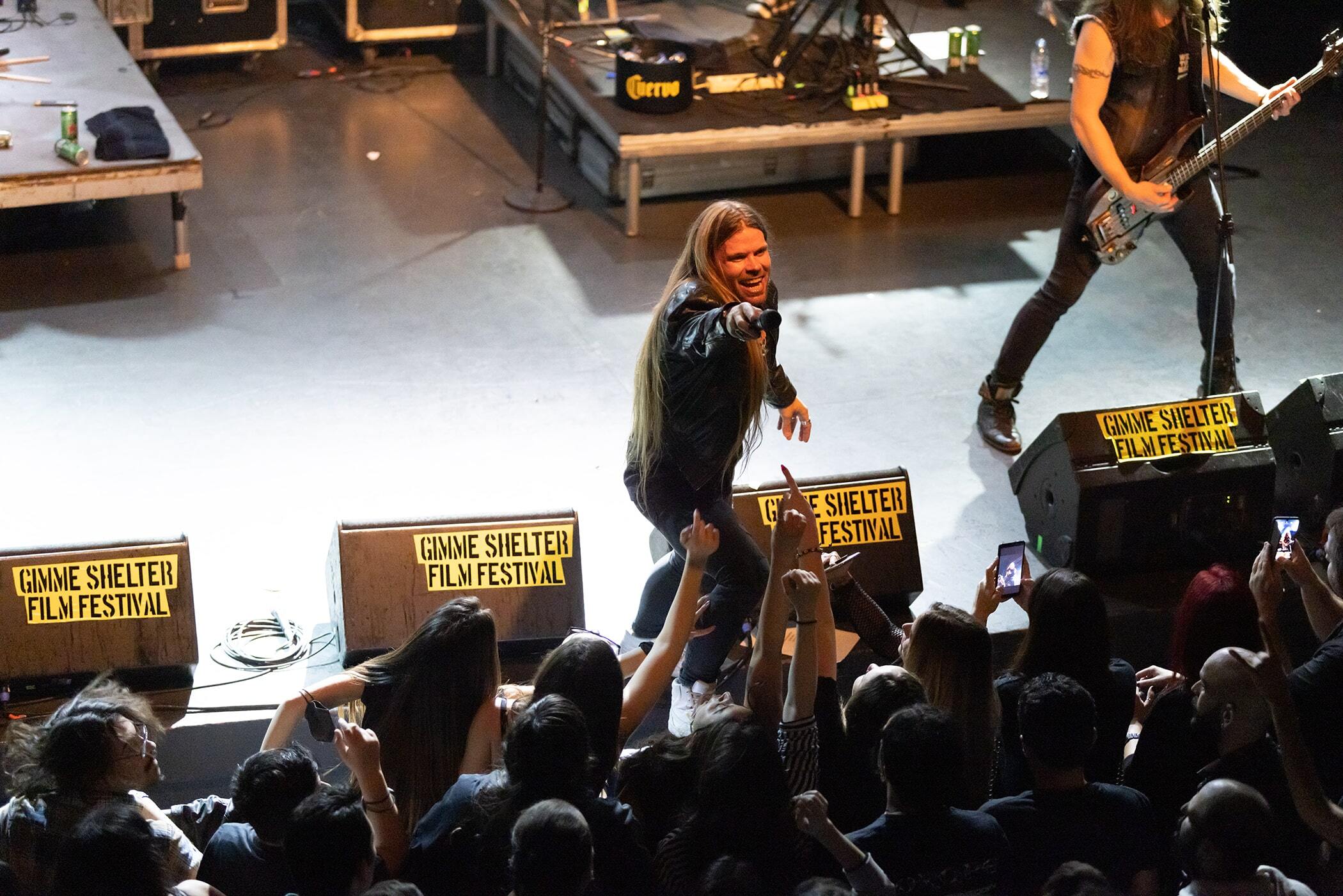 Στιγμιότυπο από τη συναυλία των H.E.A.T. στην Αθήνα, στο Gagarin 205