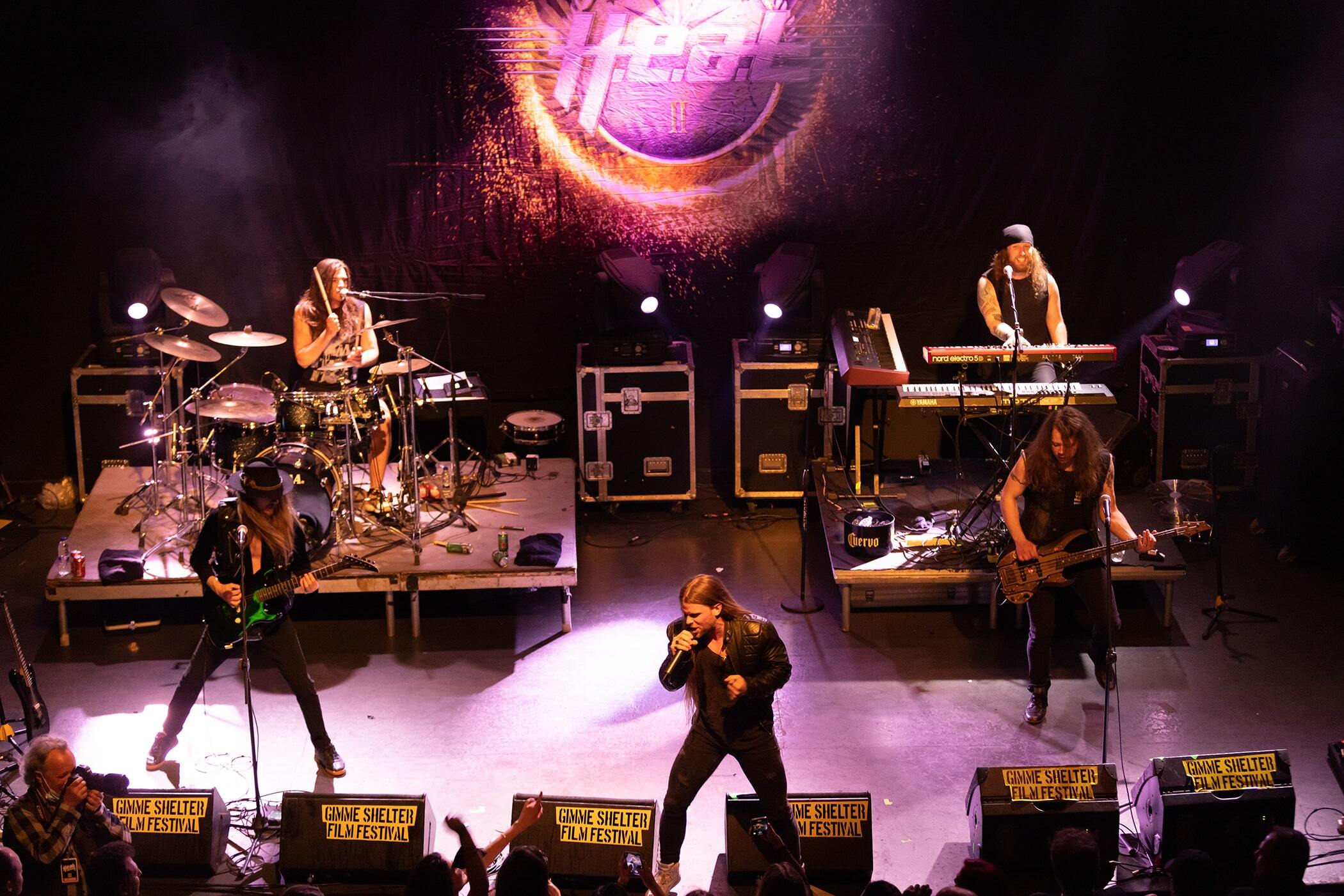 Στιγμιότυπο από τη συναυλία των H.E.A.T. στην Αθήνα, στο Gagarin 205