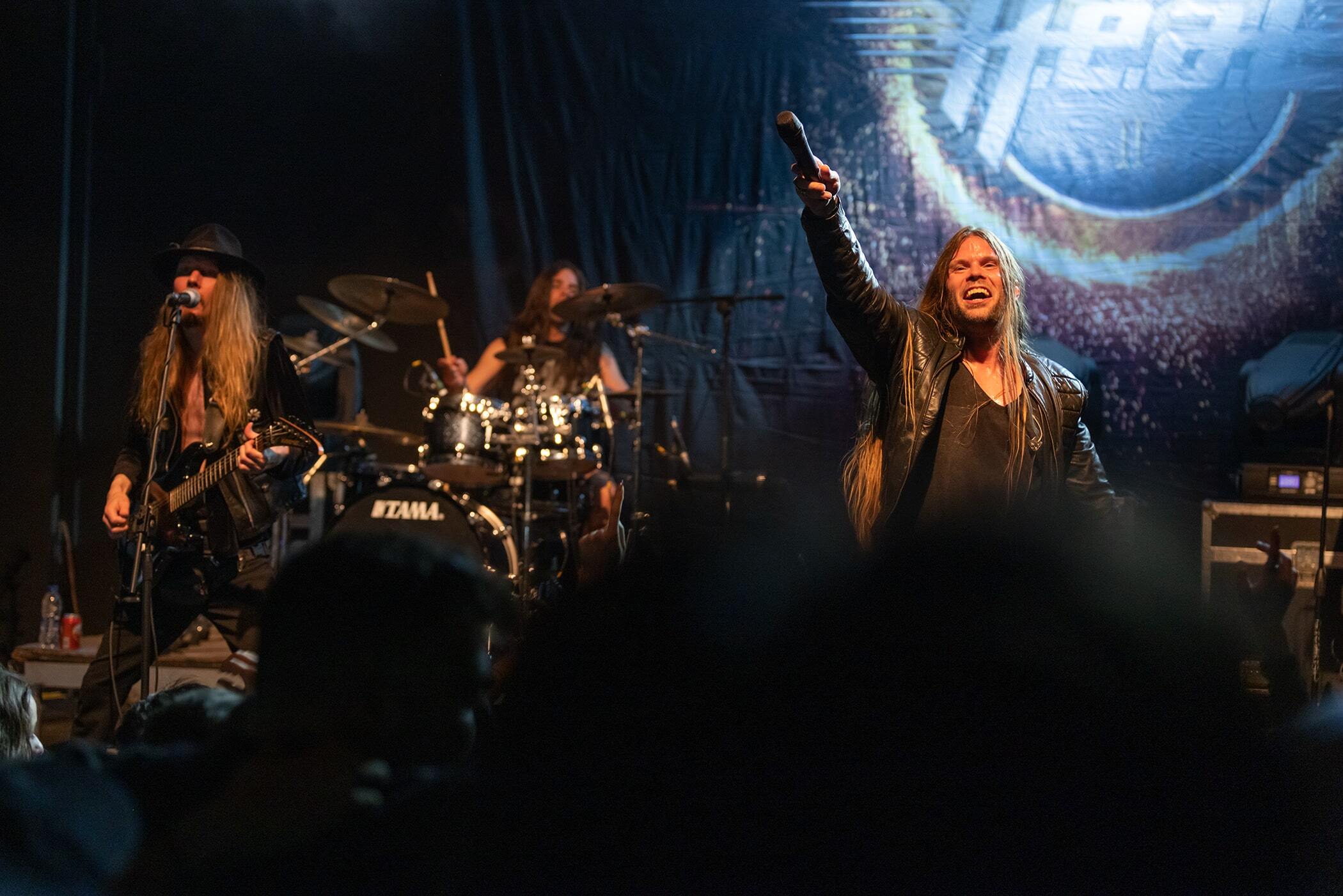 Στιγμιότυπο από τη συναυλία των H.E.A.T. στην Αθήνα, στο Gagarin 205