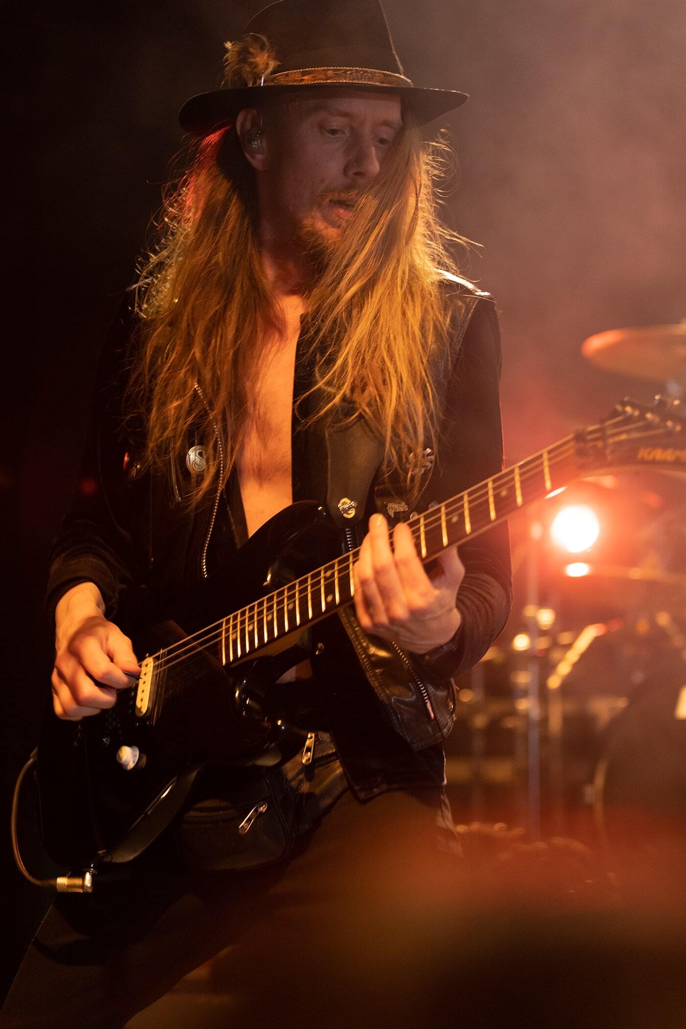 Στιγμιότυπο από τη συναυλία των H.E.A.T. στην Αθήνα, στο Gagarin 205