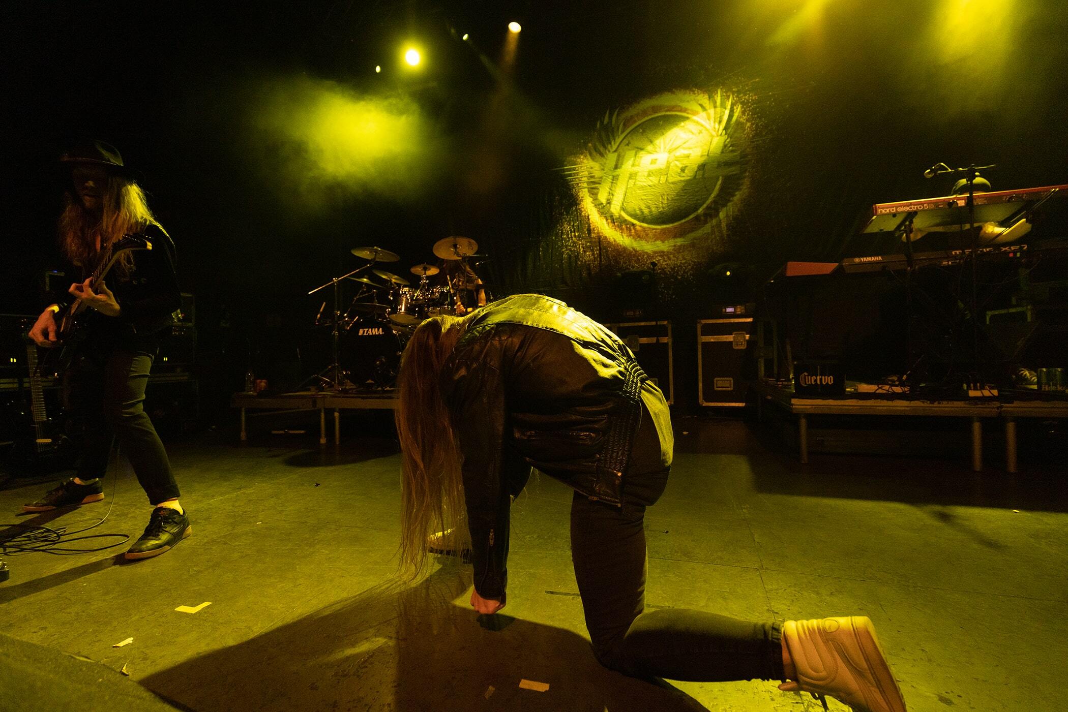 Στιγμιότυπο από τη συναυλία των H.E.A.T. στην Αθήνα, στο Gagarin 205