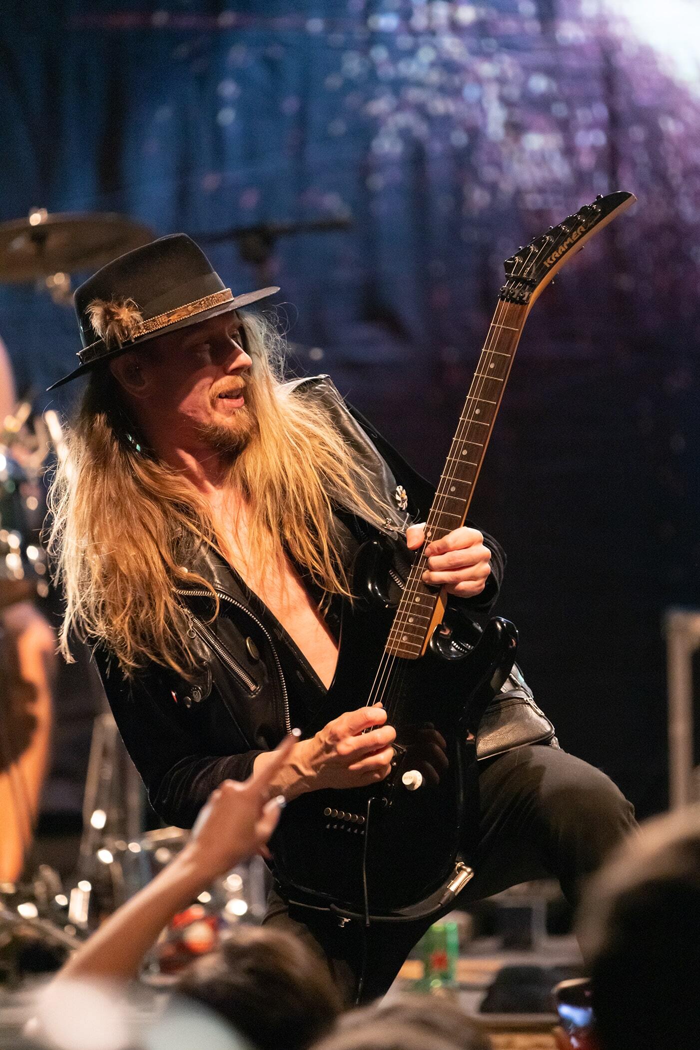 Στιγμιότυπο από τη συναυλία των H.E.A.T. στην Αθήνα, στο Gagarin 205