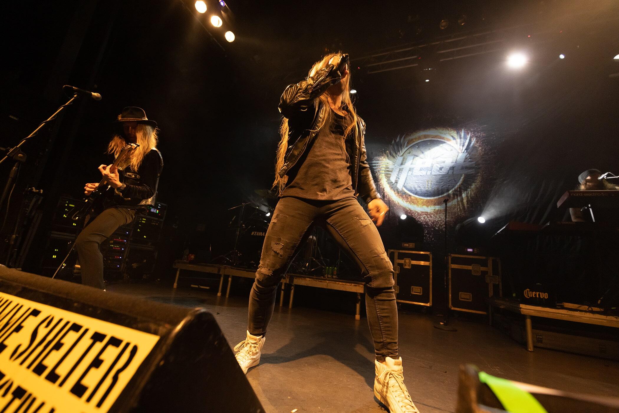 Στιγμιότυπο από τη συναυλία των H.E.A.T. στην Αθήνα, στο Gagarin 205