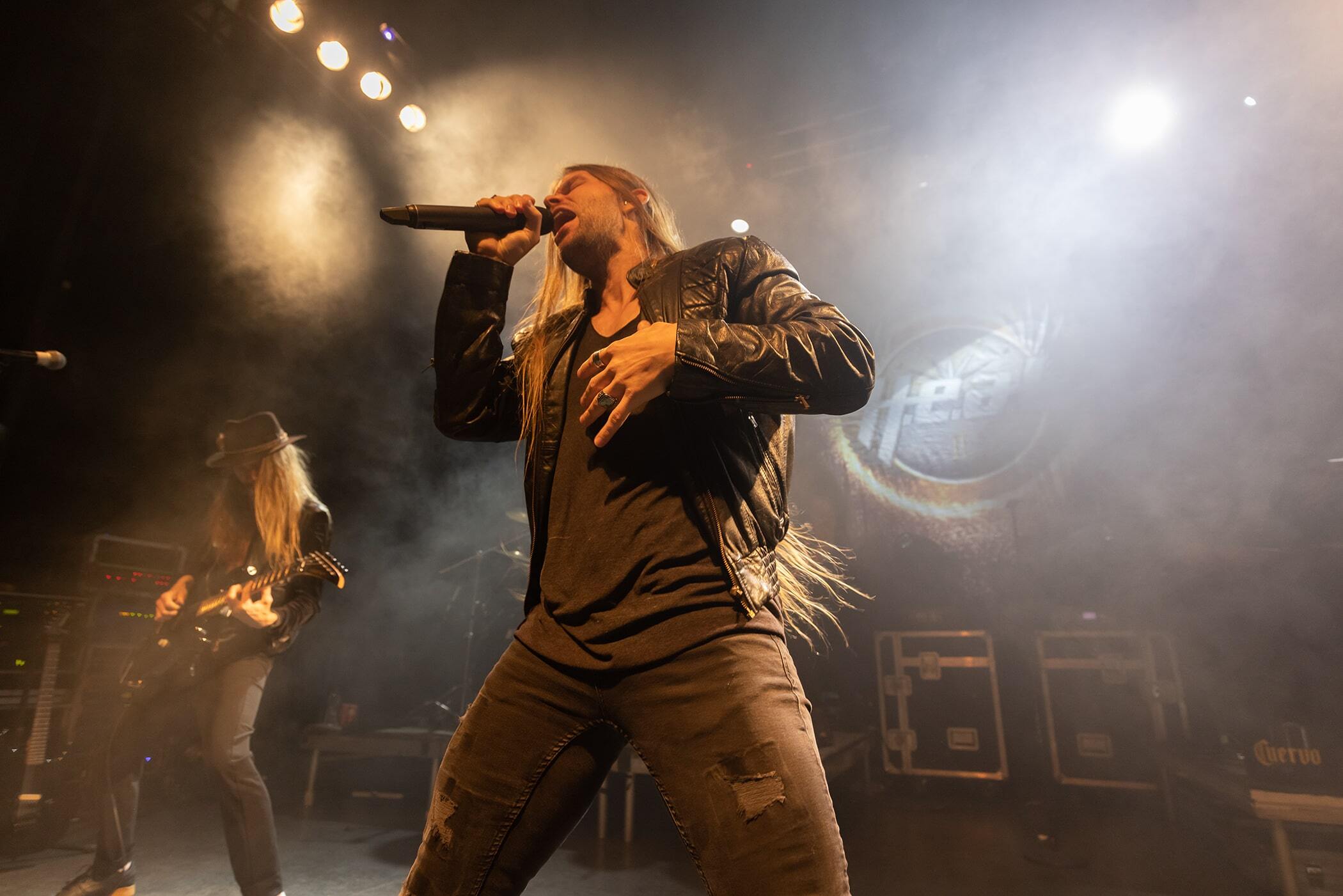 Στιγμιότυπο από τη συναυλία των H.E.A.T. στην Αθήνα, στο Gagarin 205