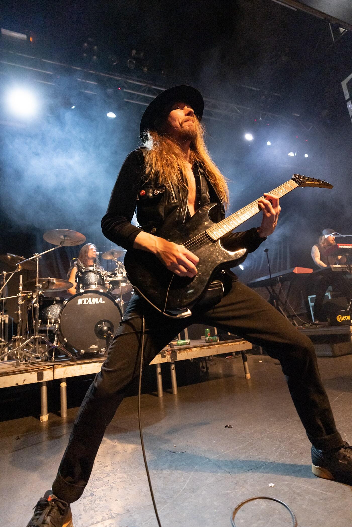 Στιγμιότυπο από τη συναυλία των H.E.A.T. στην Αθήνα, στο Gagarin 205