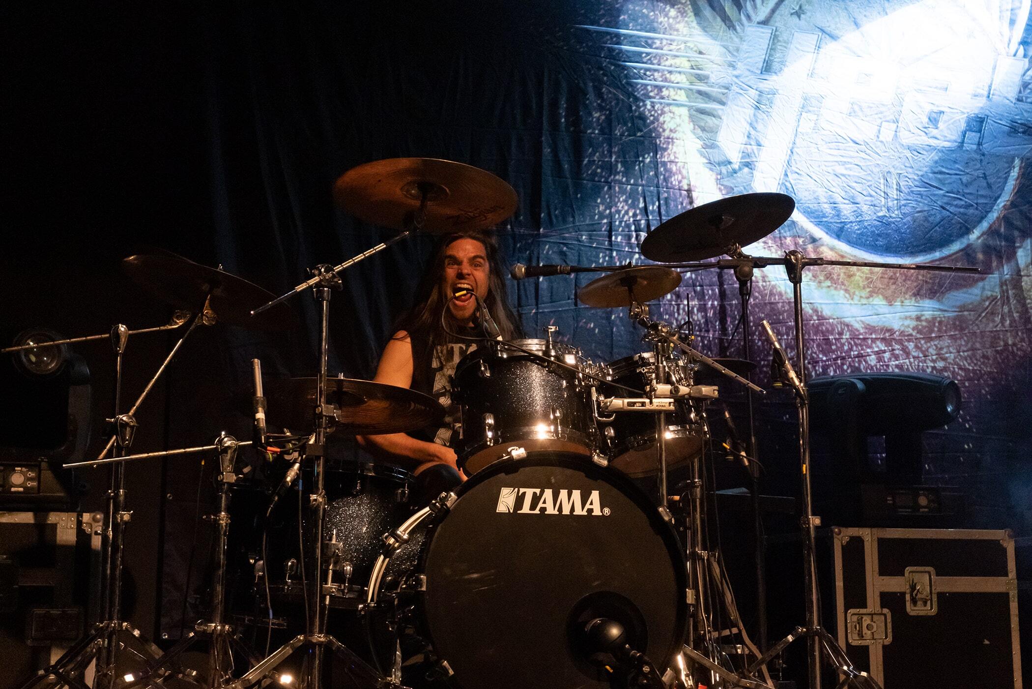 Στιγμιότυπο από τη συναυλία των H.E.A.T. στην Αθήνα, στο Gagarin 205